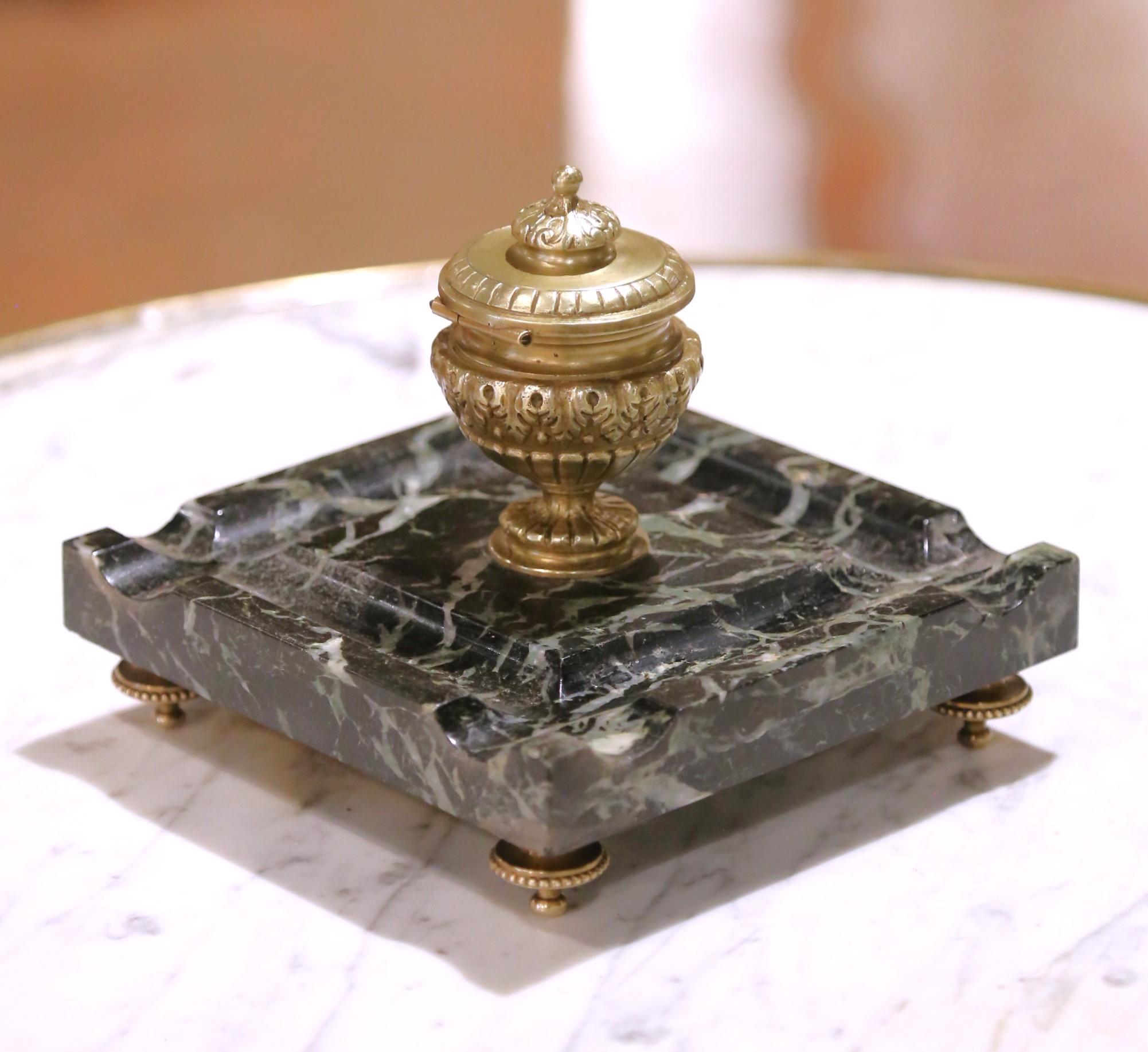 Calamaio francese del XIX secolo in stile Luigi XVI in bronzo dorato e marmo con poggiapenna in vendita 4