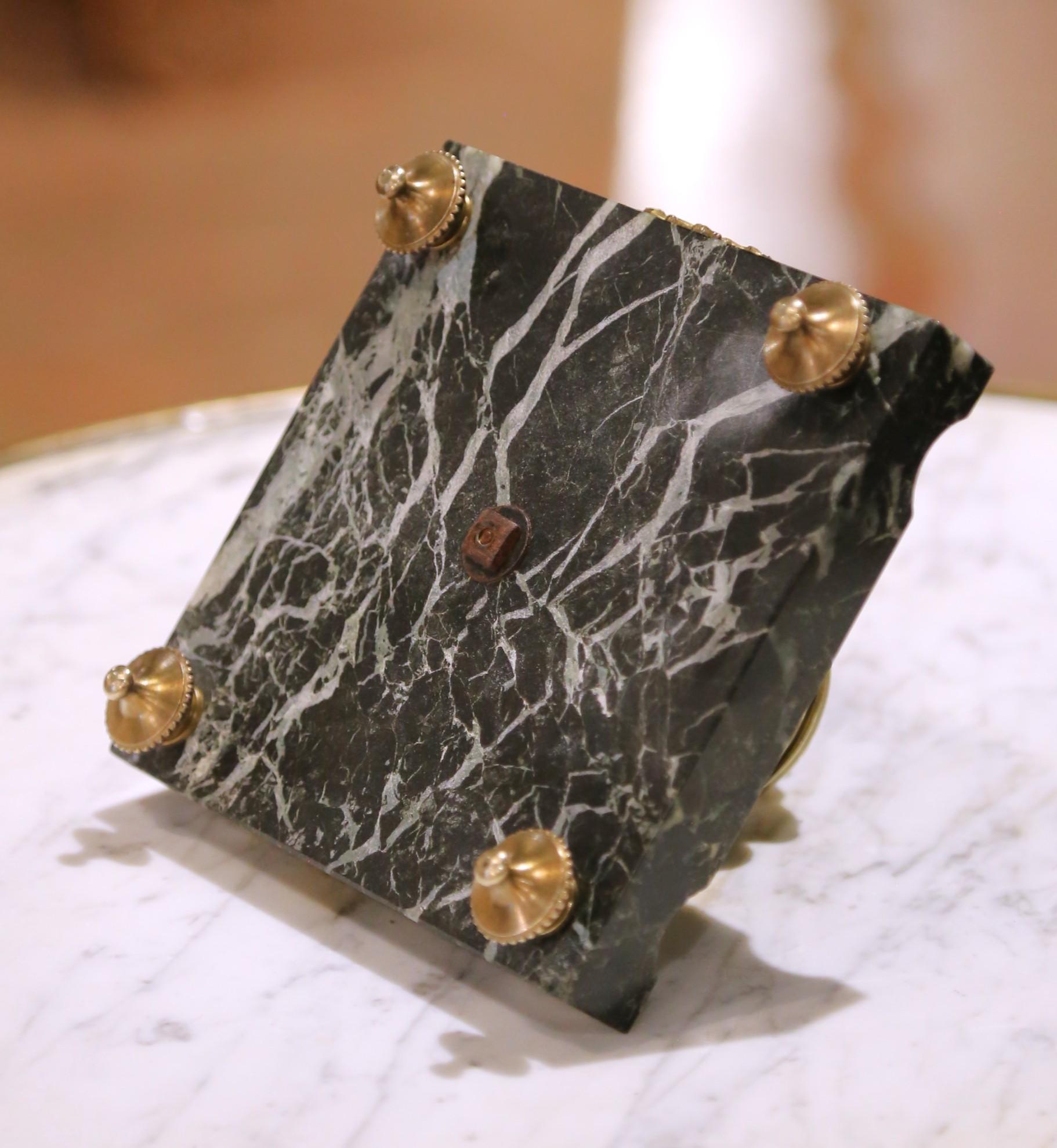 Calamaio francese del XIX secolo in stile Luigi XVI in bronzo dorato e marmo con poggiapenna in vendita 5