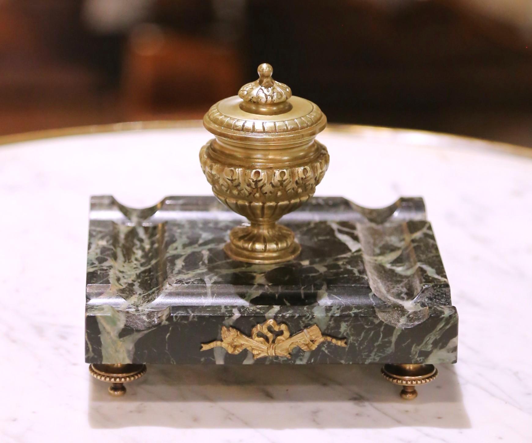 Francese Calamaio francese del XIX secolo in stile Luigi XVI in bronzo dorato e marmo con poggiapenna in vendita