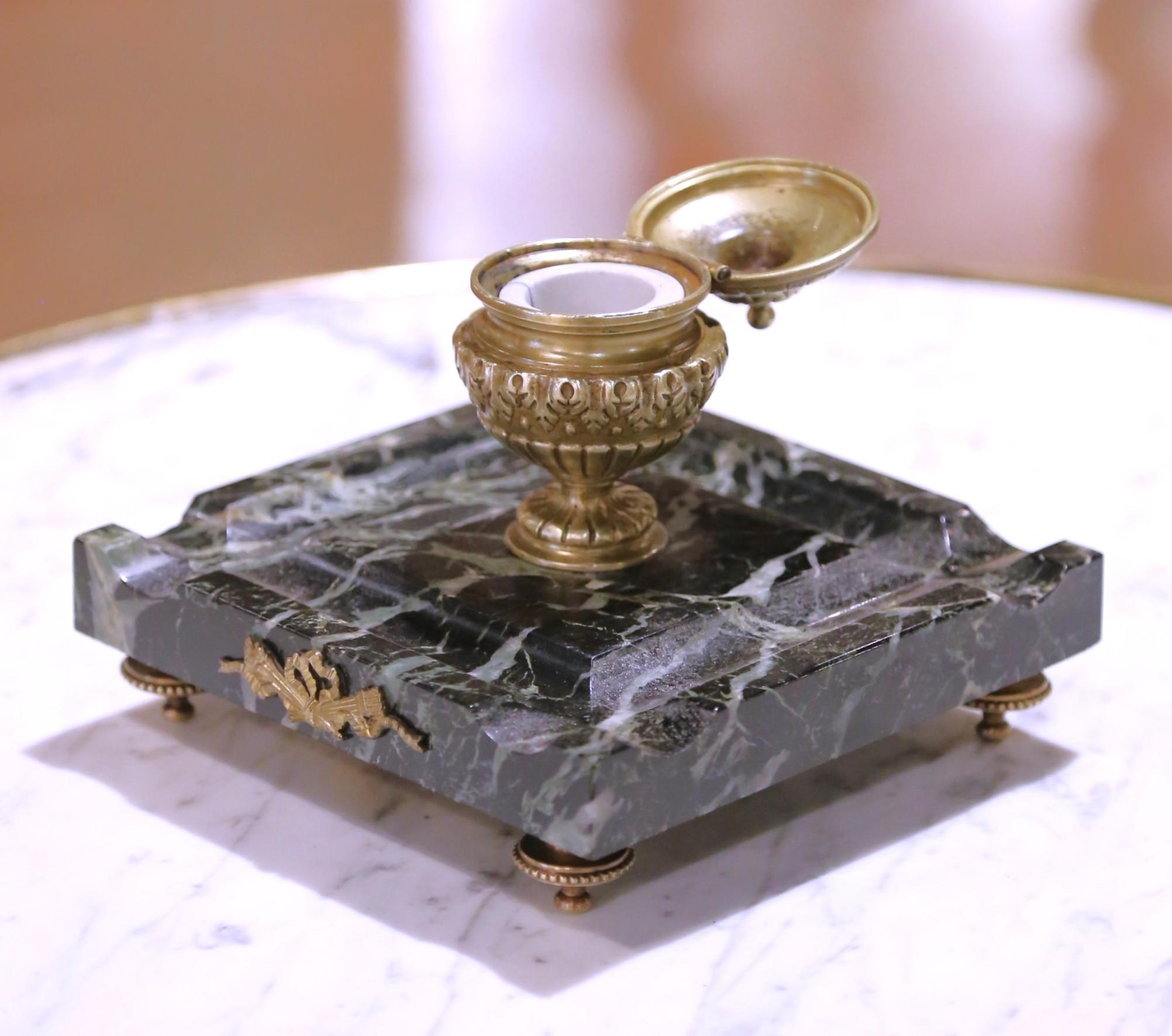 Fatto a mano Calamaio francese del XIX secolo in stile Luigi XVI in bronzo dorato e marmo con poggiapenna in vendita