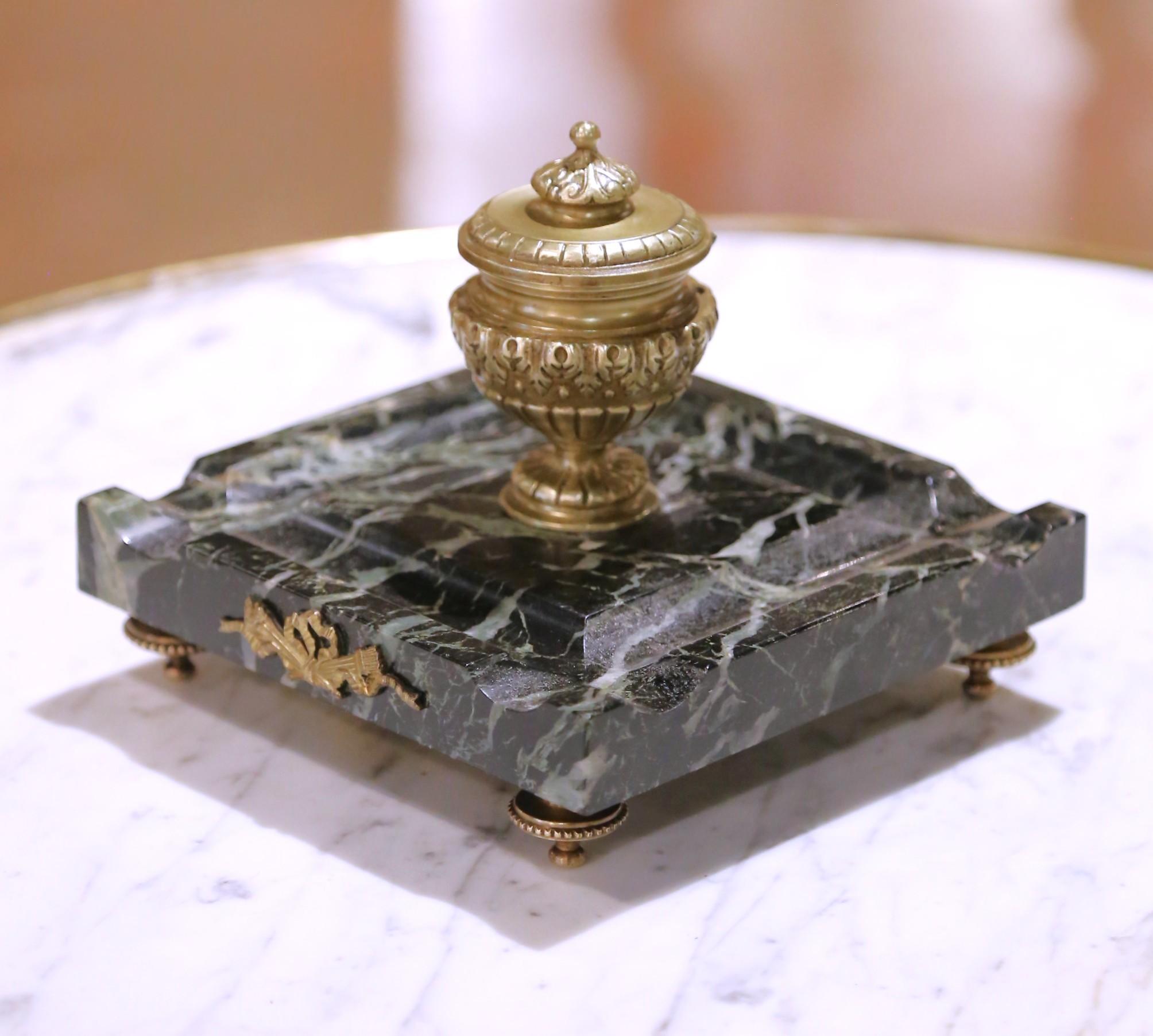 Calamaio francese del XIX secolo in stile Luigi XVI in bronzo dorato e marmo con poggiapenna In condizioni ottime in vendita a Dallas, TX