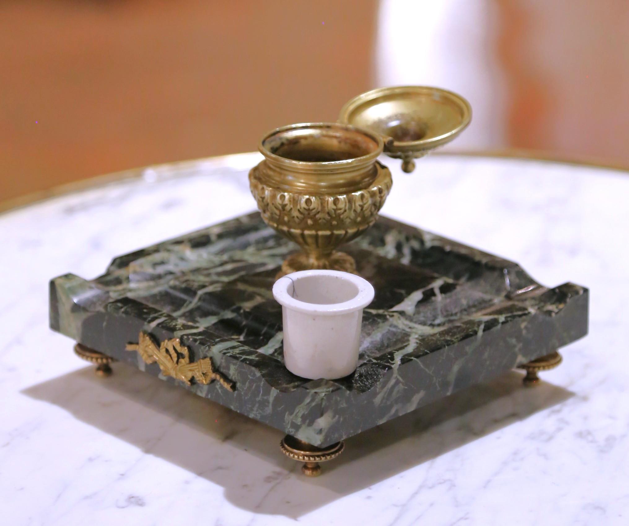 Bronzo Calamaio francese del XIX secolo in stile Luigi XVI in bronzo dorato e marmo con poggiapenna in vendita