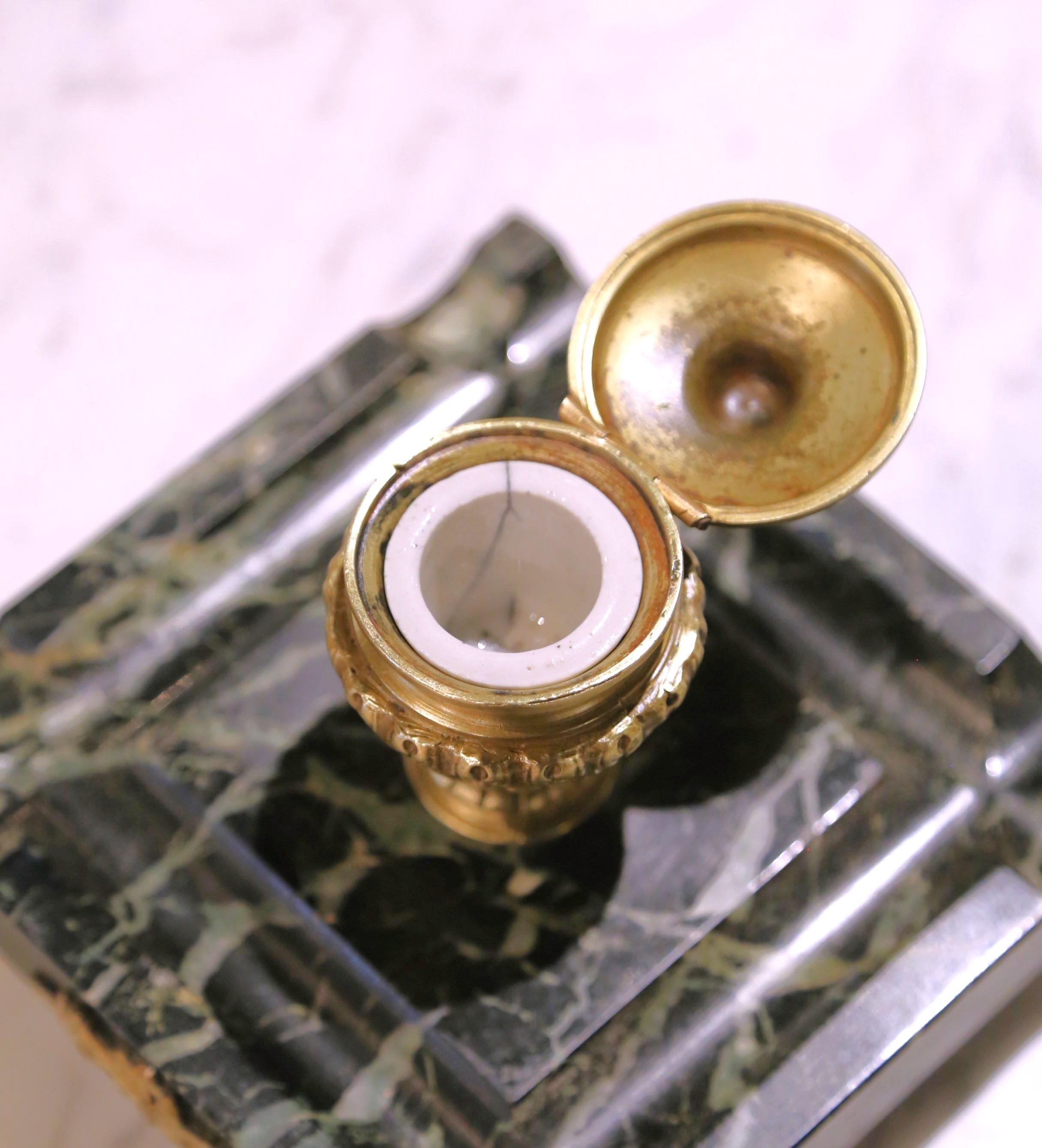 Calamaio francese del XIX secolo in stile Luigi XVI in bronzo dorato e marmo con poggiapenna in vendita 1