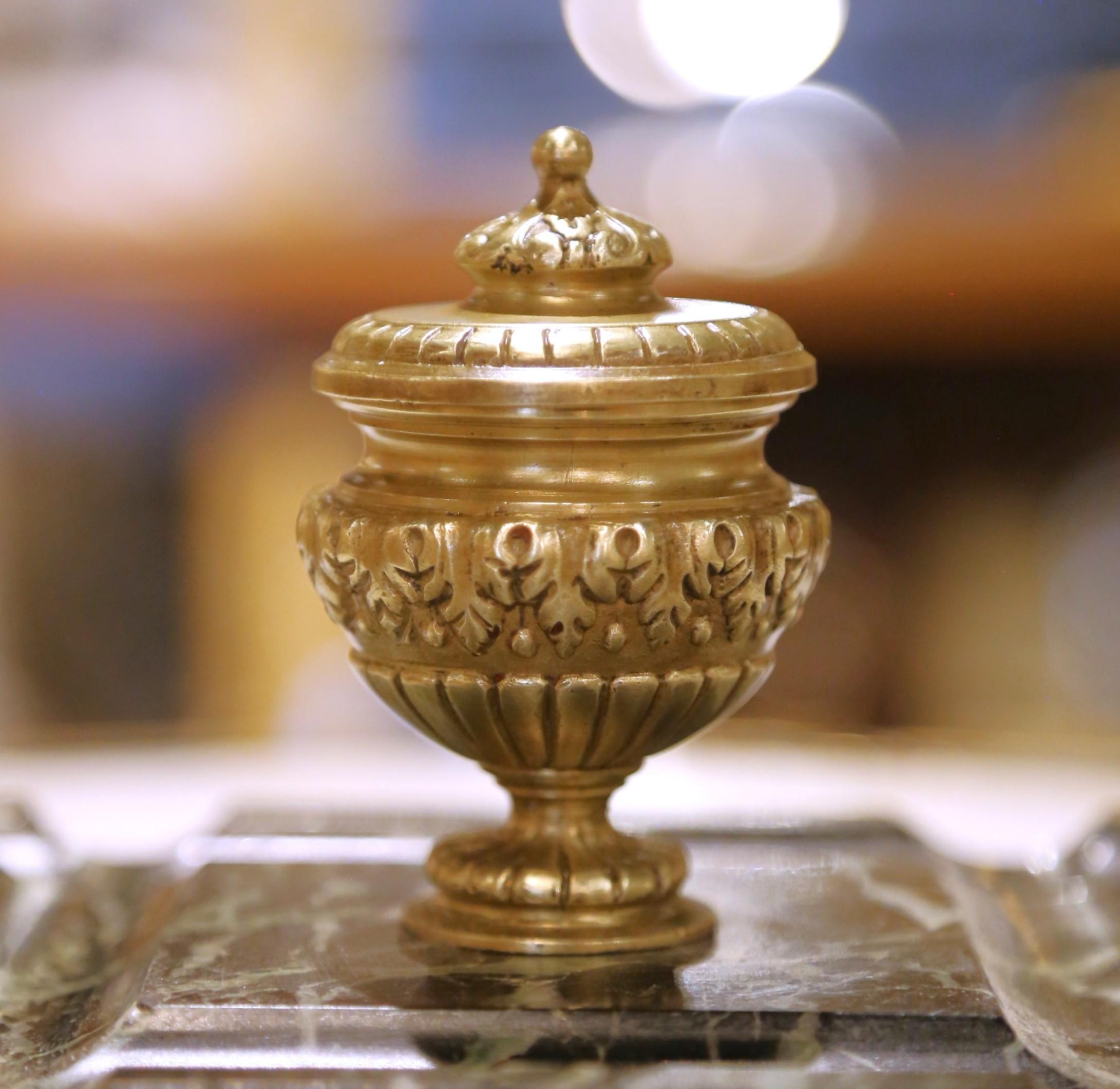 Calamaio francese del XIX secolo in stile Luigi XVI in bronzo dorato e marmo con poggiapenna in vendita 2