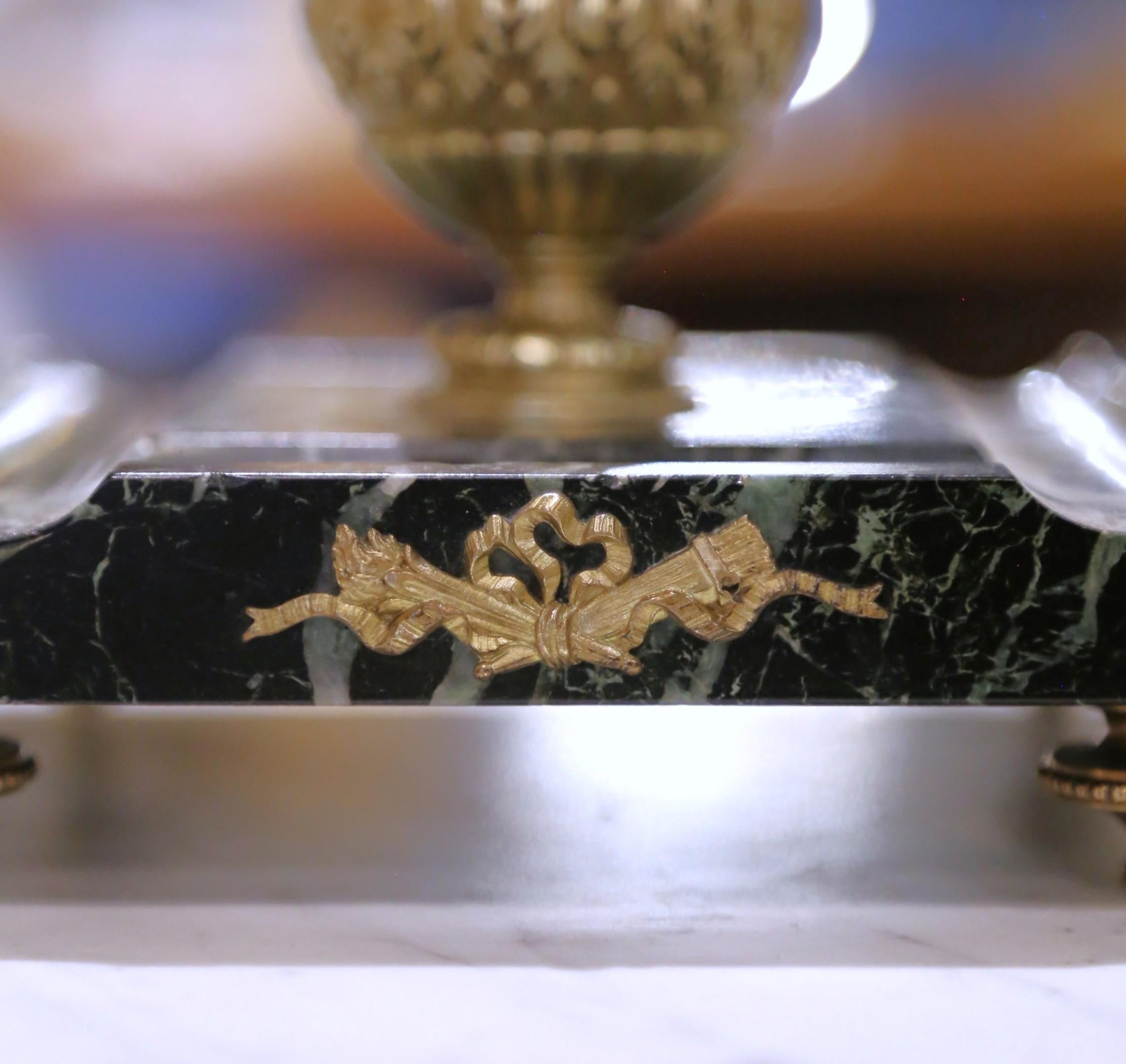 Calamaio francese del XIX secolo in stile Luigi XVI in bronzo dorato e marmo con poggiapenna in vendita 3