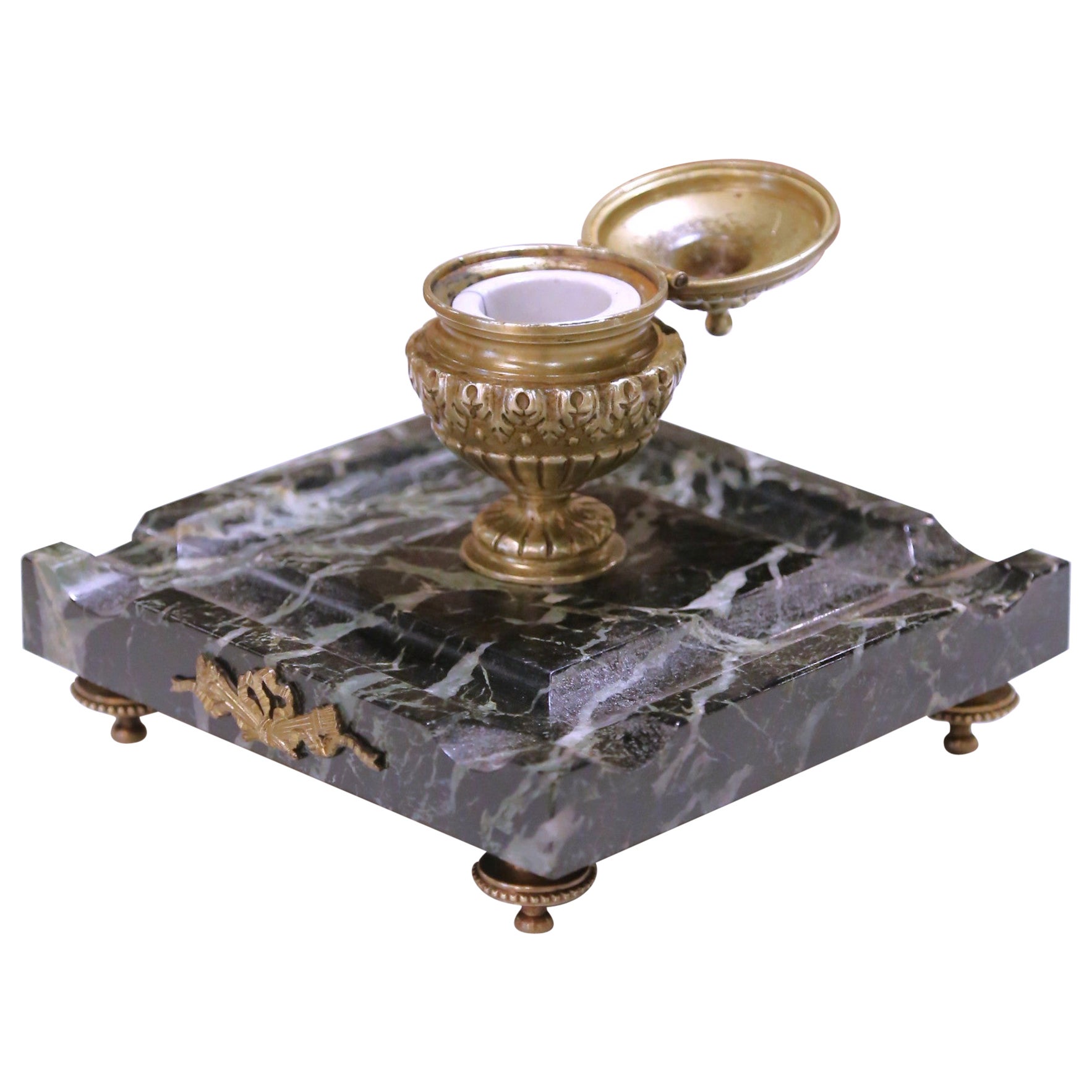 Calamaio francese del XIX secolo in stile Luigi XVI in bronzo dorato e marmo con poggiapenna in vendita