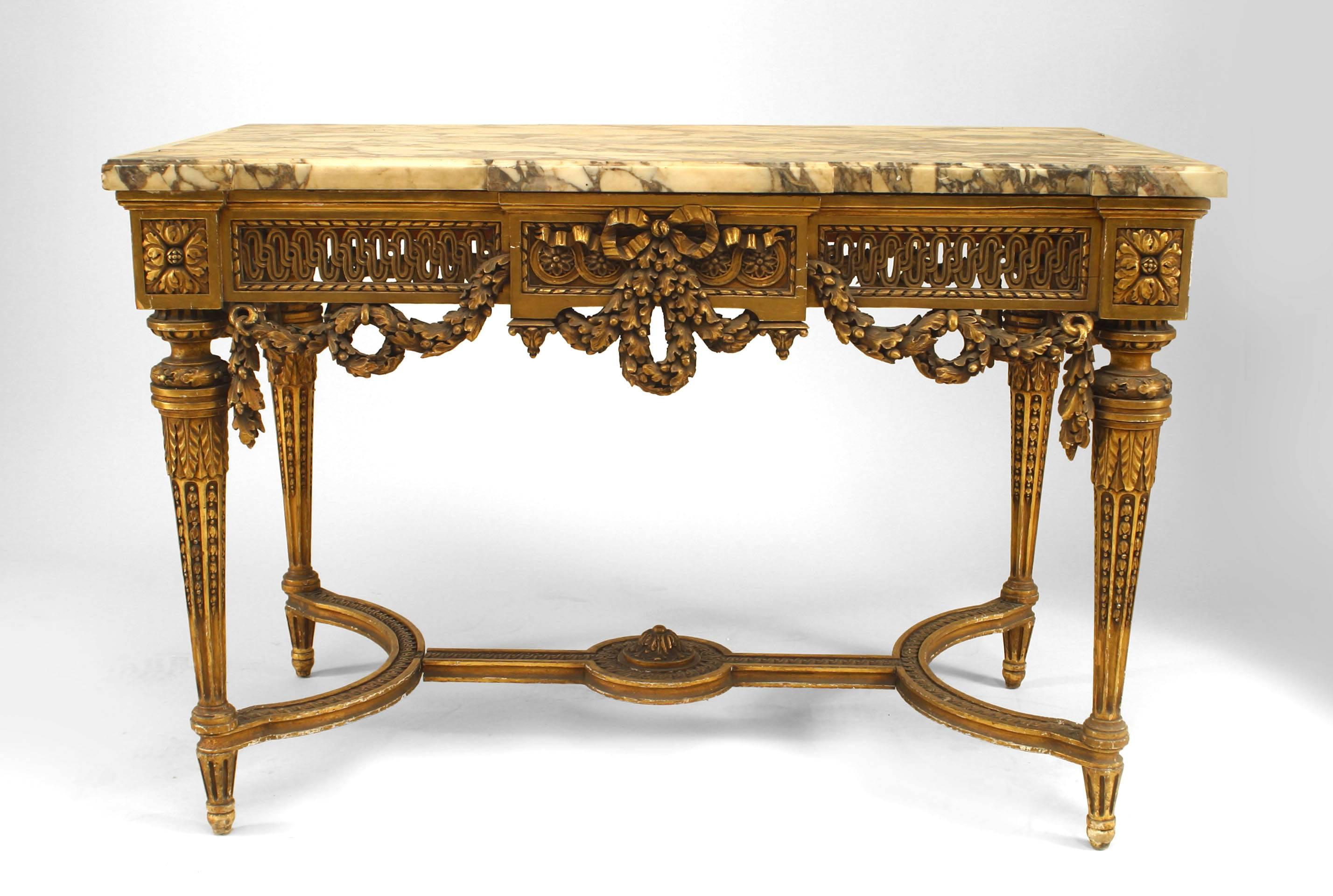 Français Table centrale française de style Louis XVI dorée avec plateau en marbre en vente