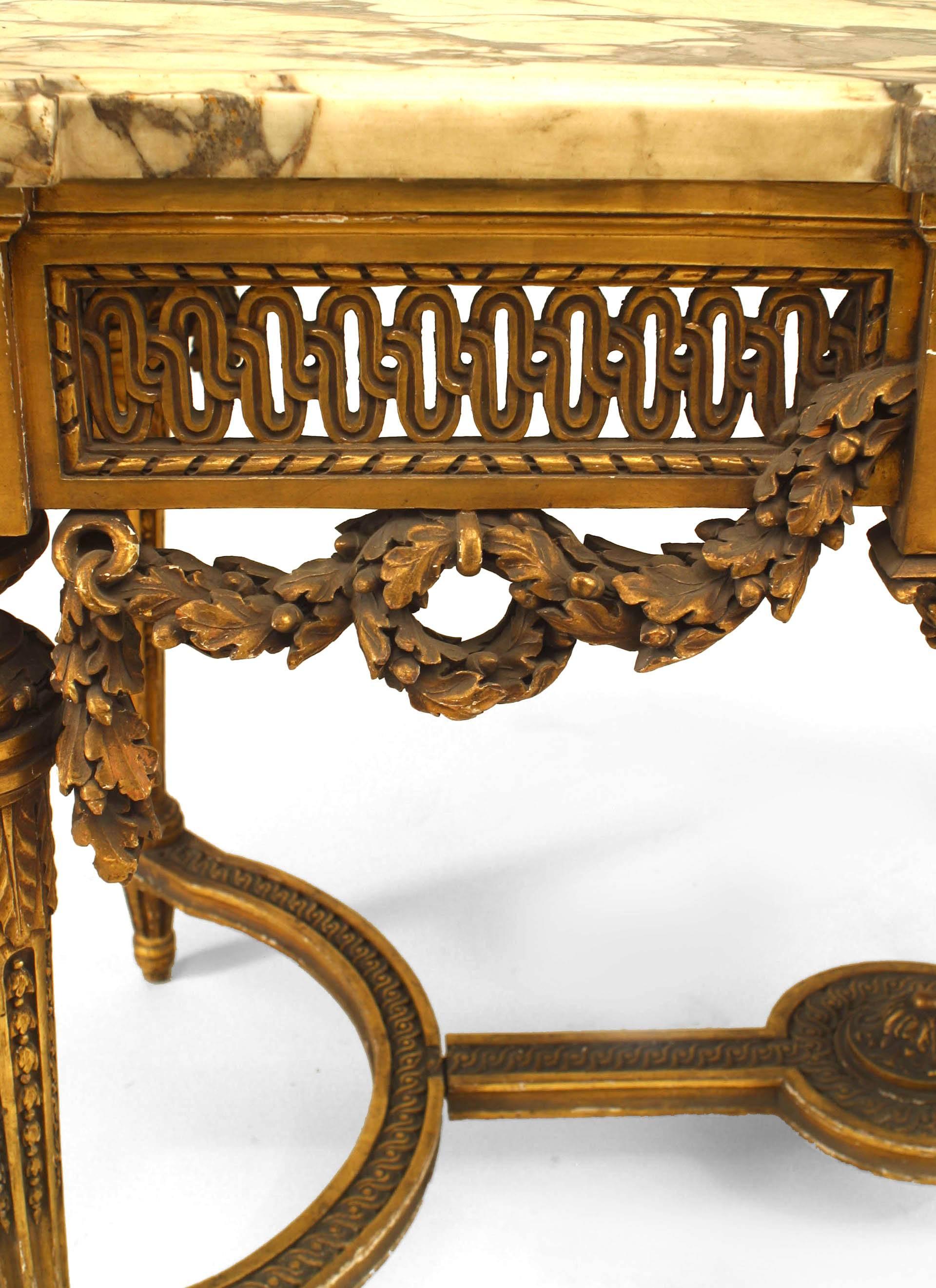 XIXe siècle Table centrale française de style Louis XVI dorée avec plateau en marbre en vente