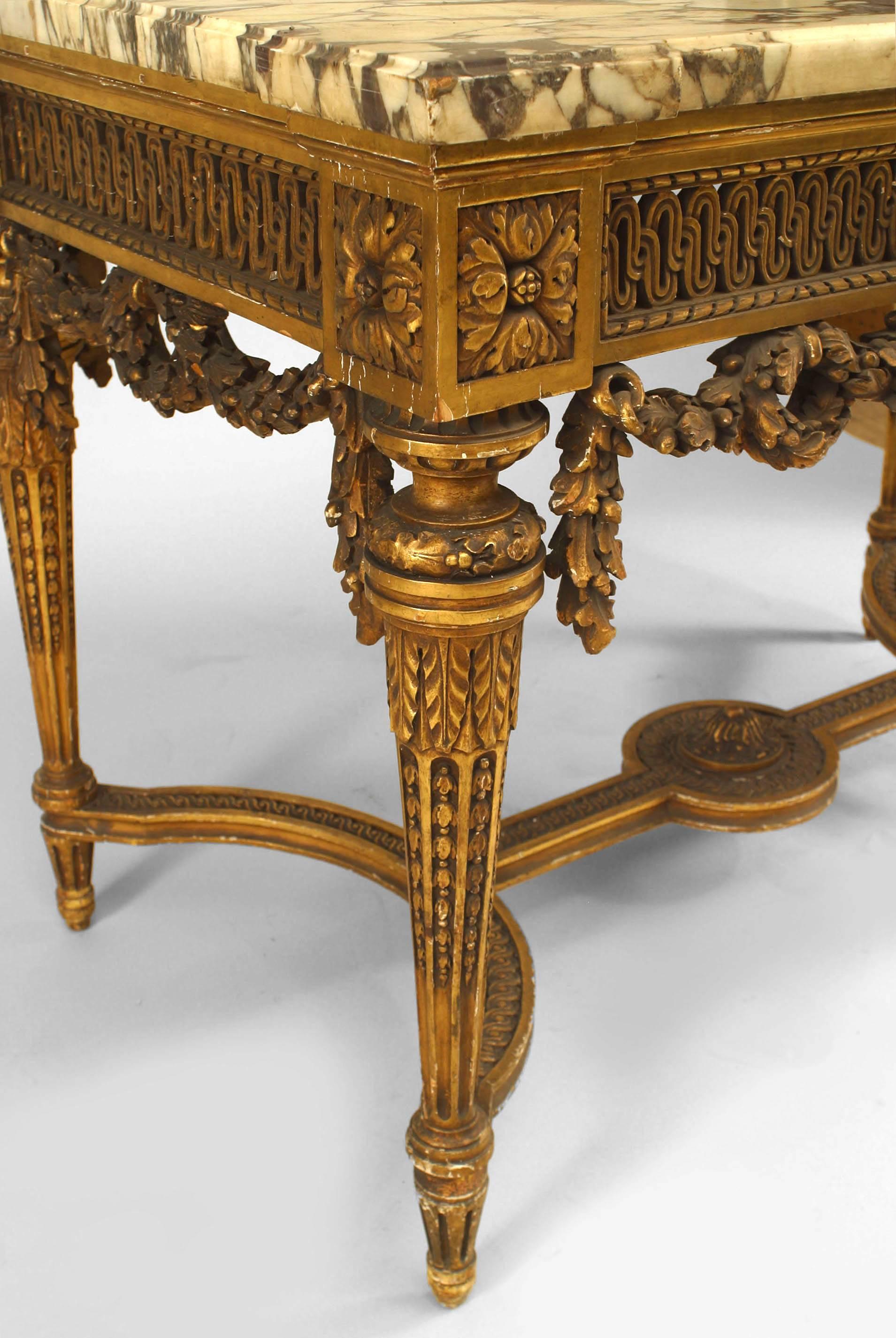 Bois doré Table centrale française de style Louis XVI dorée avec plateau en marbre en vente