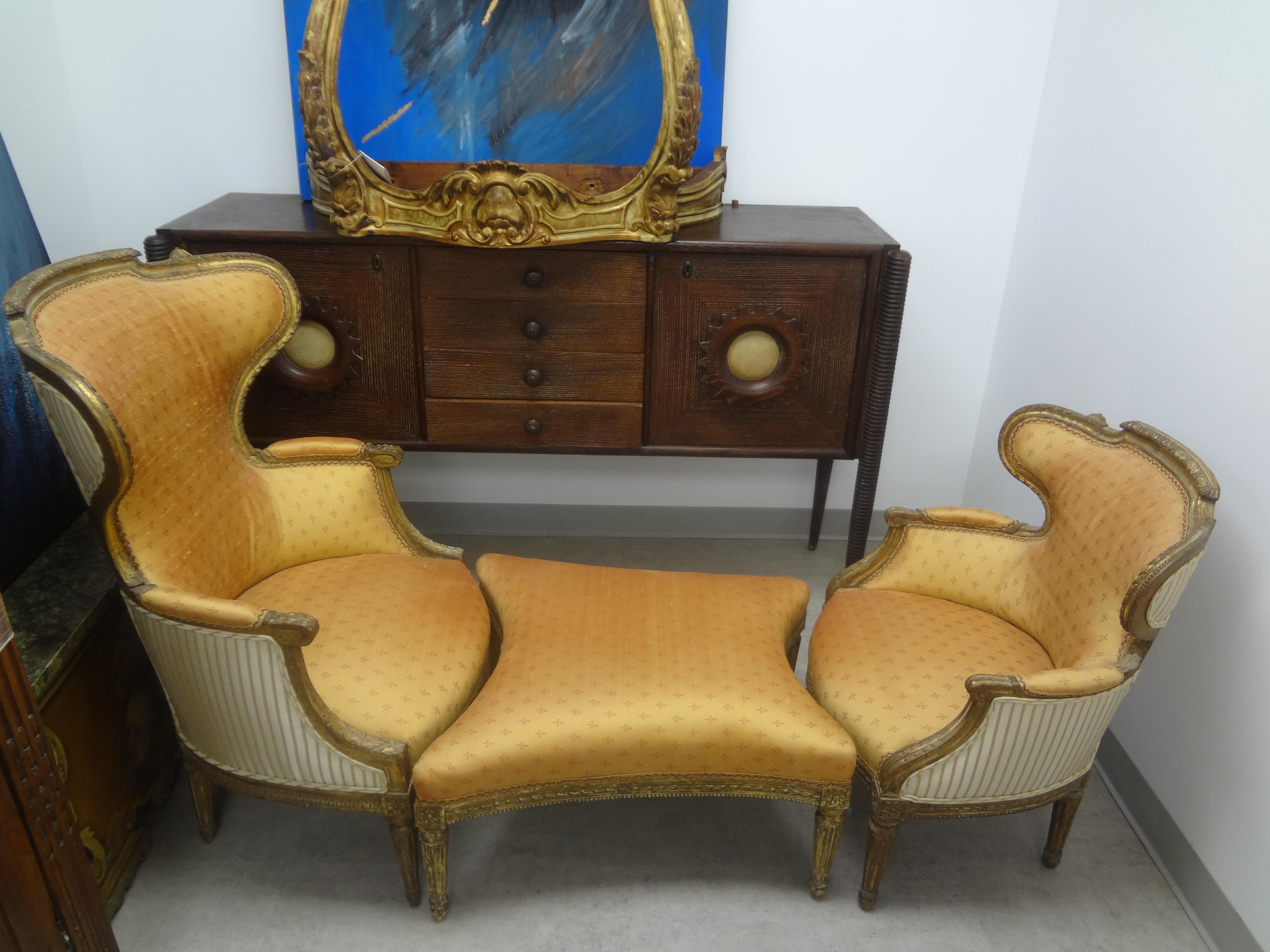 Duchesse Brisee en bois doré de style Louis XVI du 19e siècle.
Superbe Duchesse Brisee en bois doré de style Louis XVI, datant du 19ème siècle. Notre chaise longue Napoléon III de forme inhabituelle est composée de trois pièces. Une grande bergère