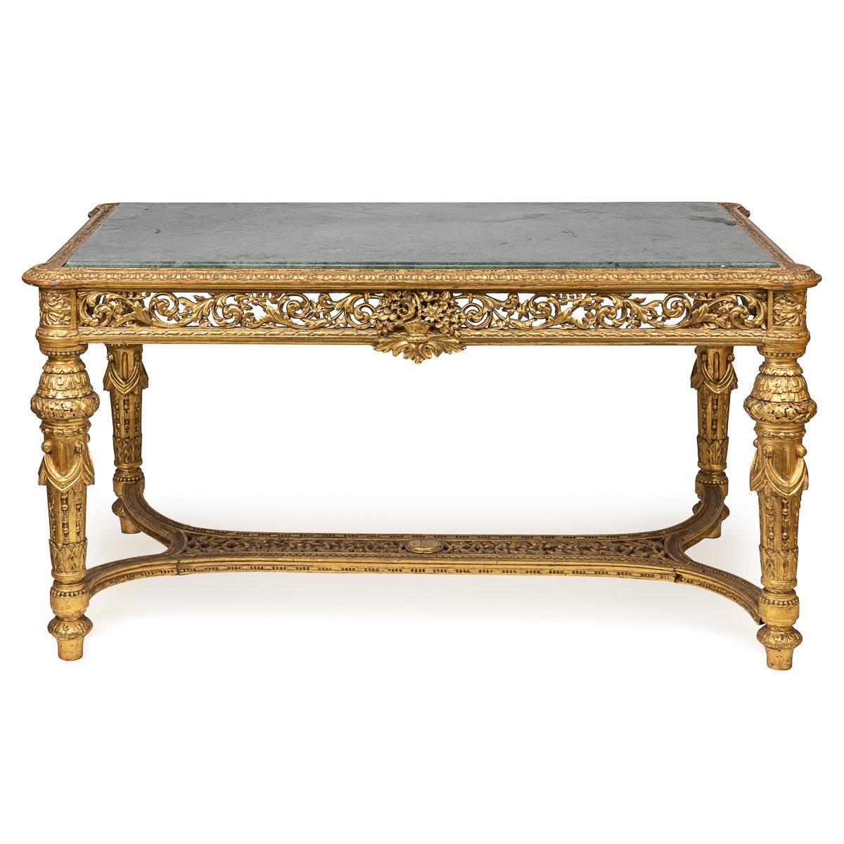 Antiker französischer Louis XVI-Salontisch aus Goldholz des späten 19. Jahrhunderts, eine geschmackvolle Verbindung von Goldholz und grünem Alp-Marmor. Der Tisch ist mit kunstvoll geschnitzten Blattwerkmotiven an den Seiten, den Beinen und der