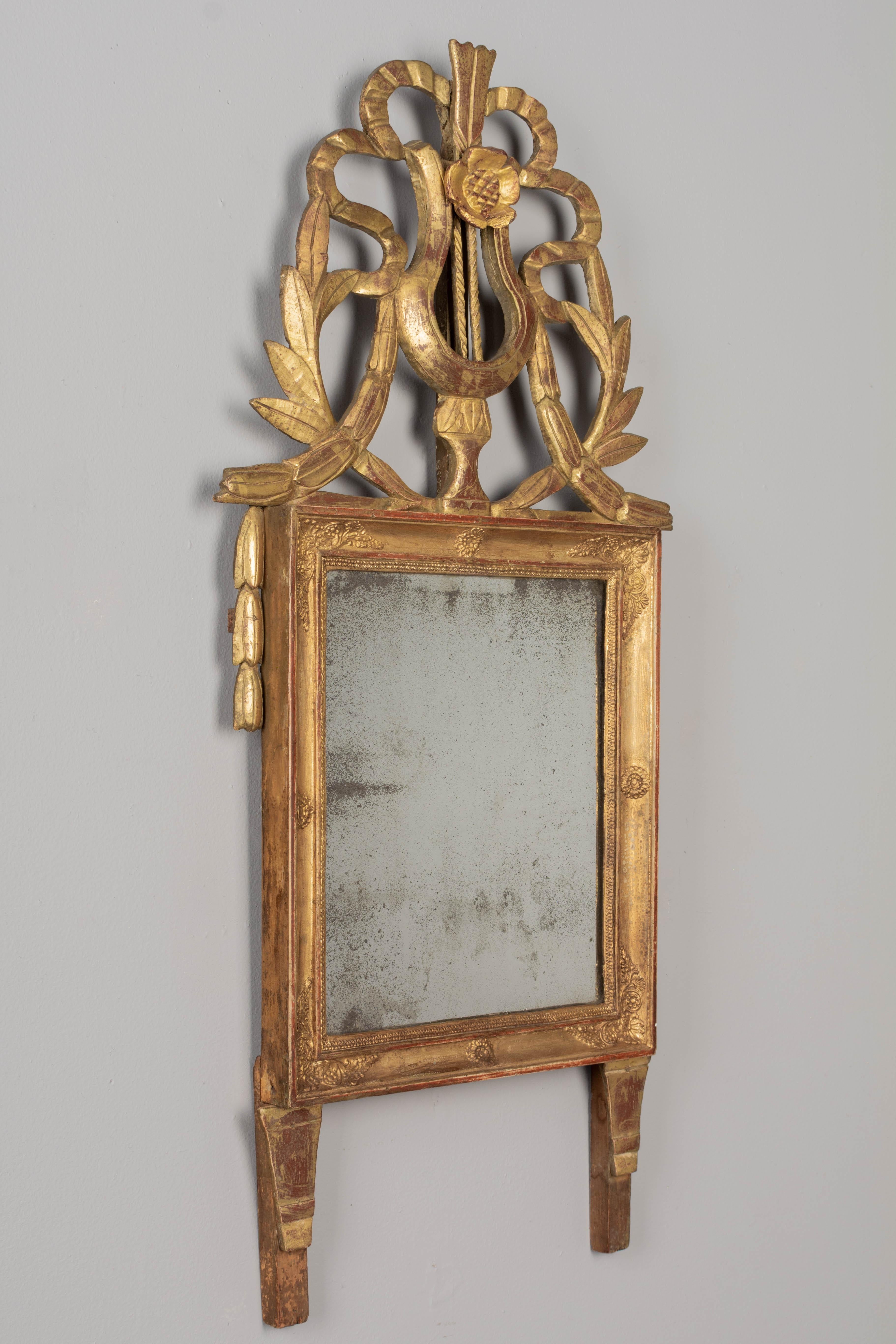 Sculpté à la main Miroir en bois doré de style Louis XVI du XIXe siècle français en vente