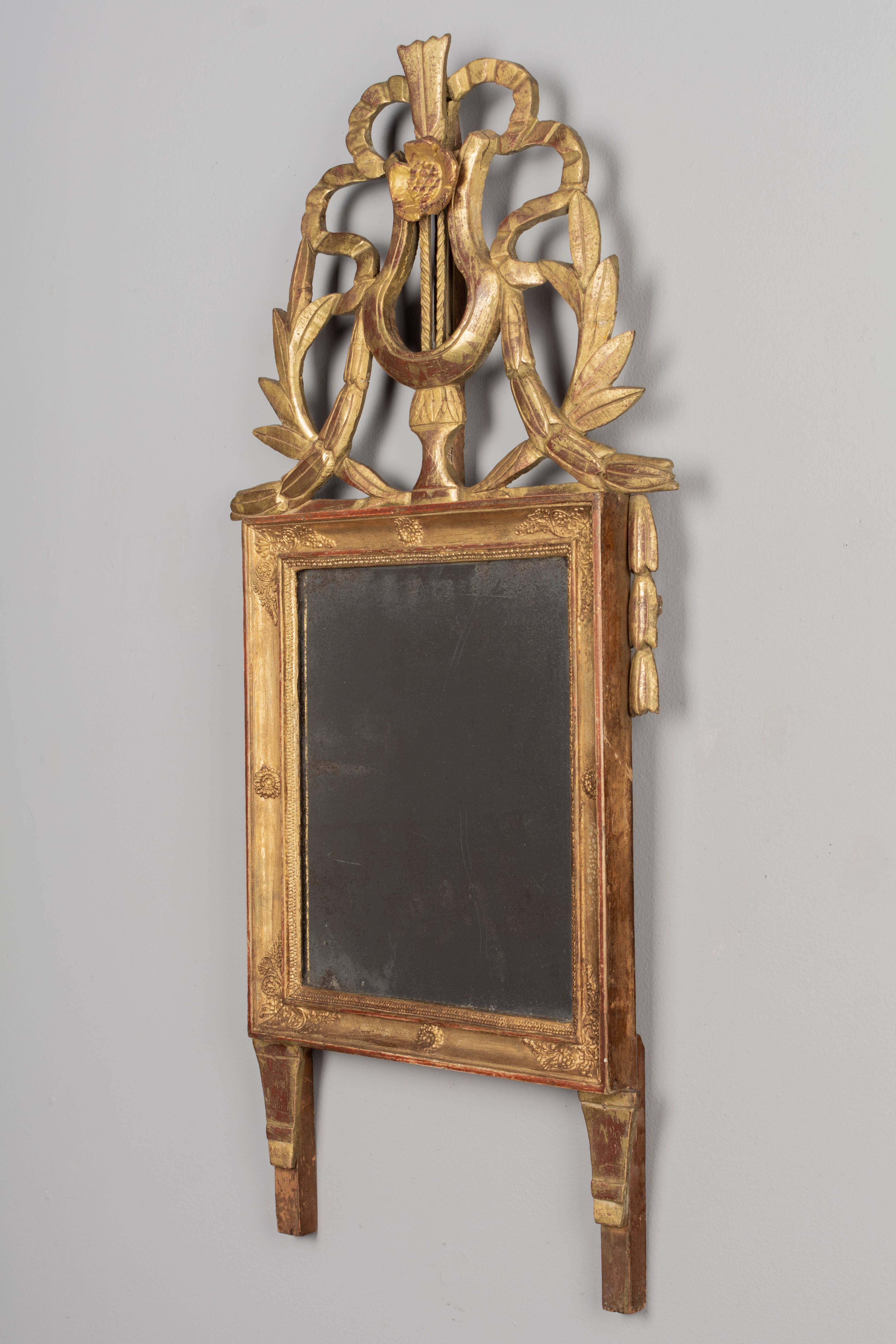 Miroir en bois doré de style Louis XVI du XIXe siècle français Bon état - En vente à Winter Park, FL