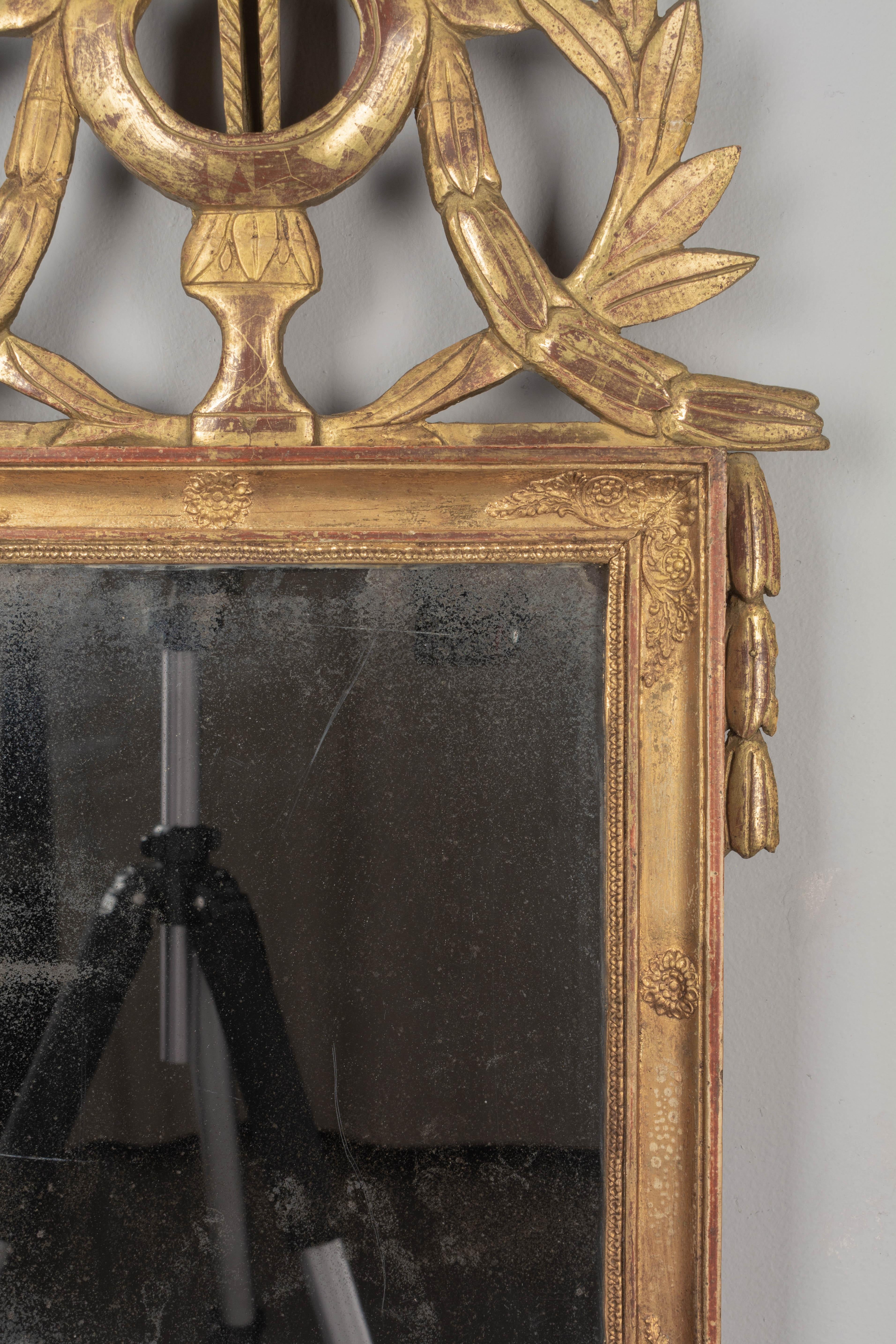 Miroir en bois doré de style Louis XVI du XIXe siècle français en vente 2