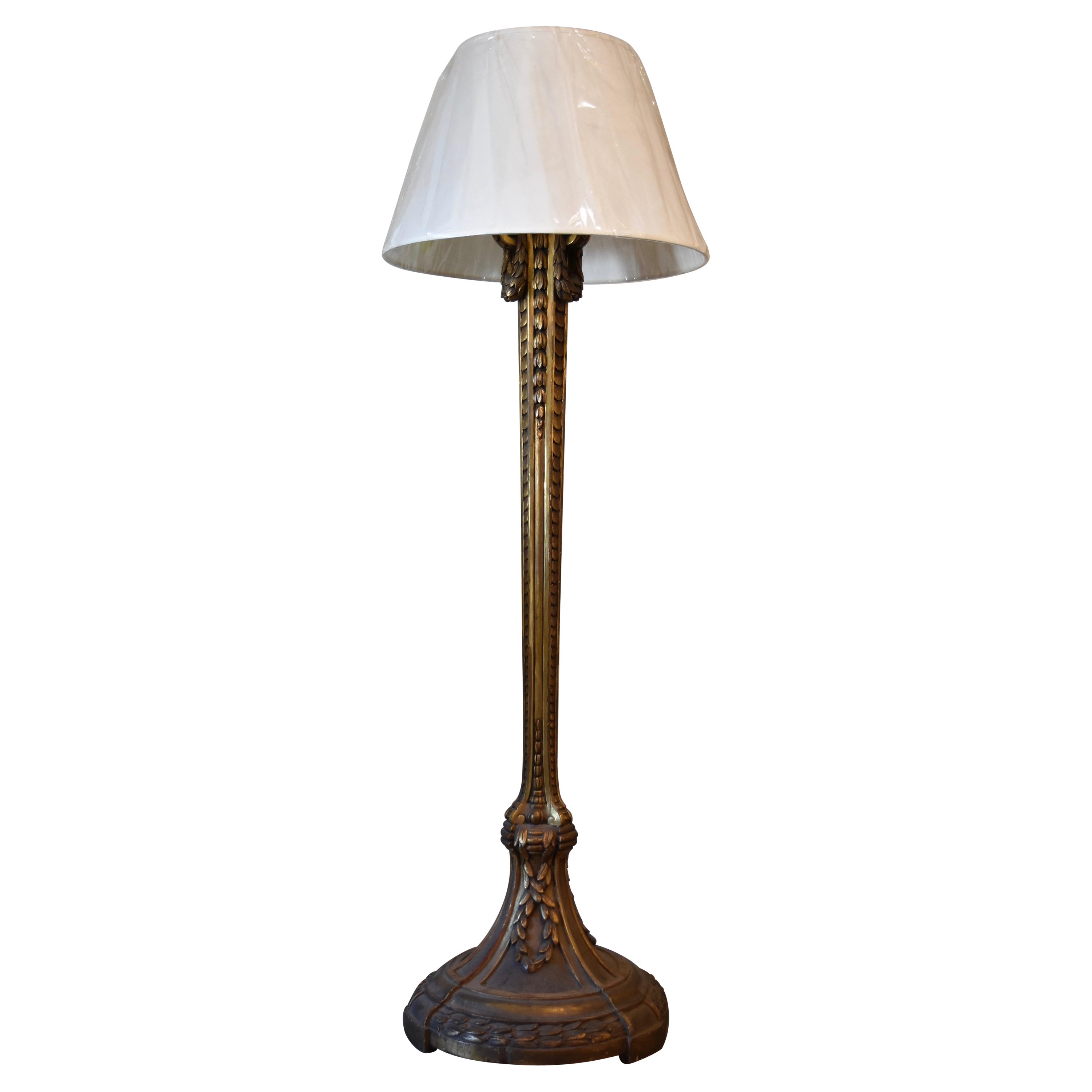 Chandelier de style Louis XVI français du 19ème siècle en or doré transformé en lampe. en vente