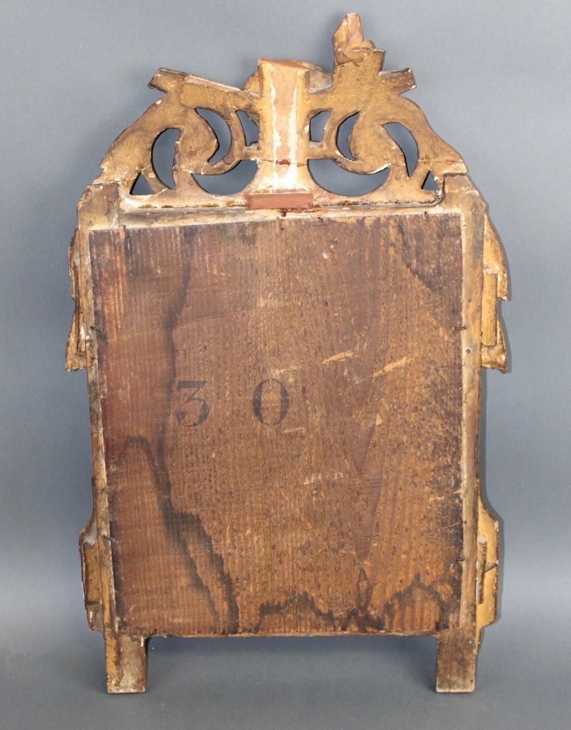 XIXe siècle Miroir de style Louis XVI encadré de feuilles d'or, 19e siècle, avec écusson à thème musical en vente