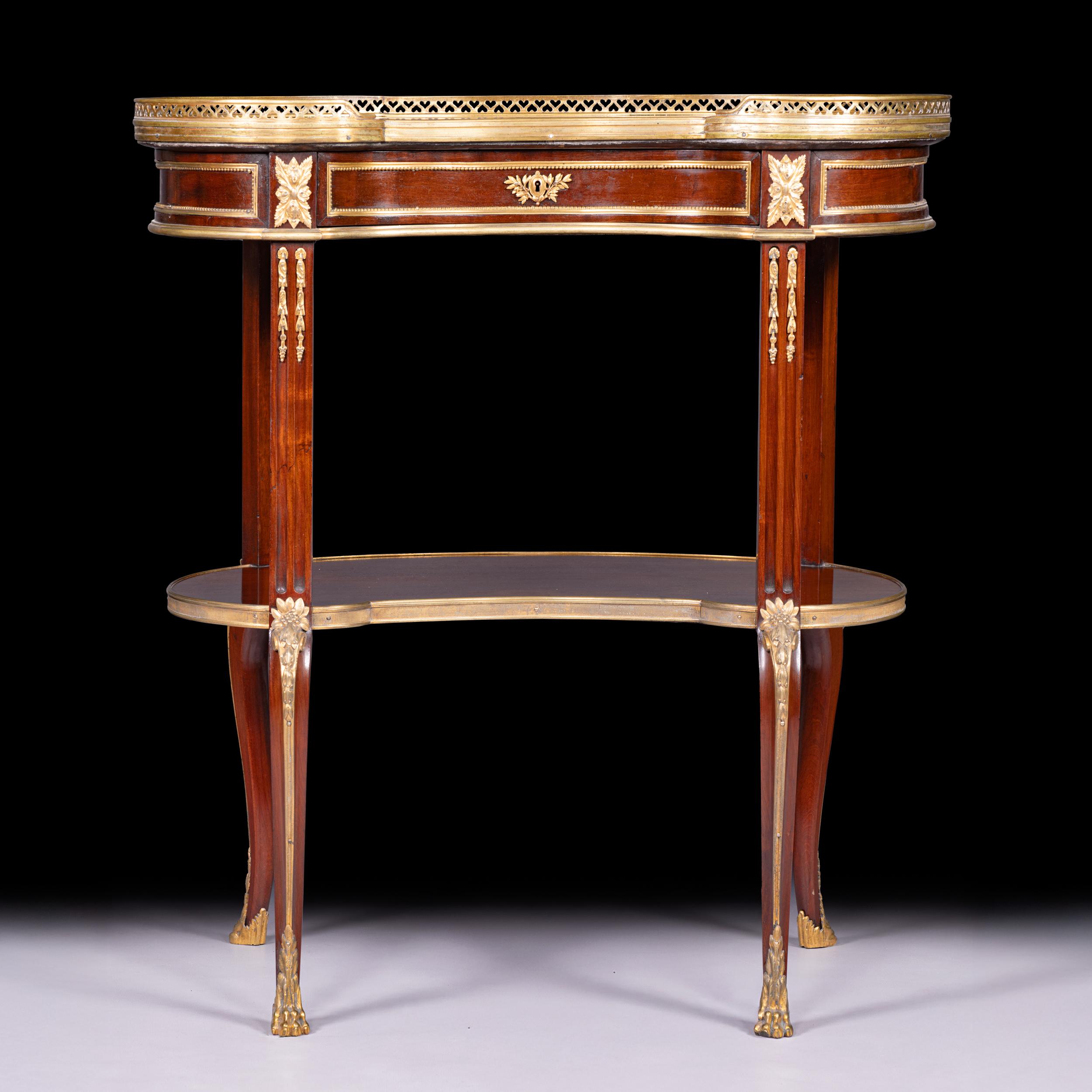 Similoro Tavolo con piano in marmo a forma di rene in stile Luigi XVI del XIX secolo in vendita