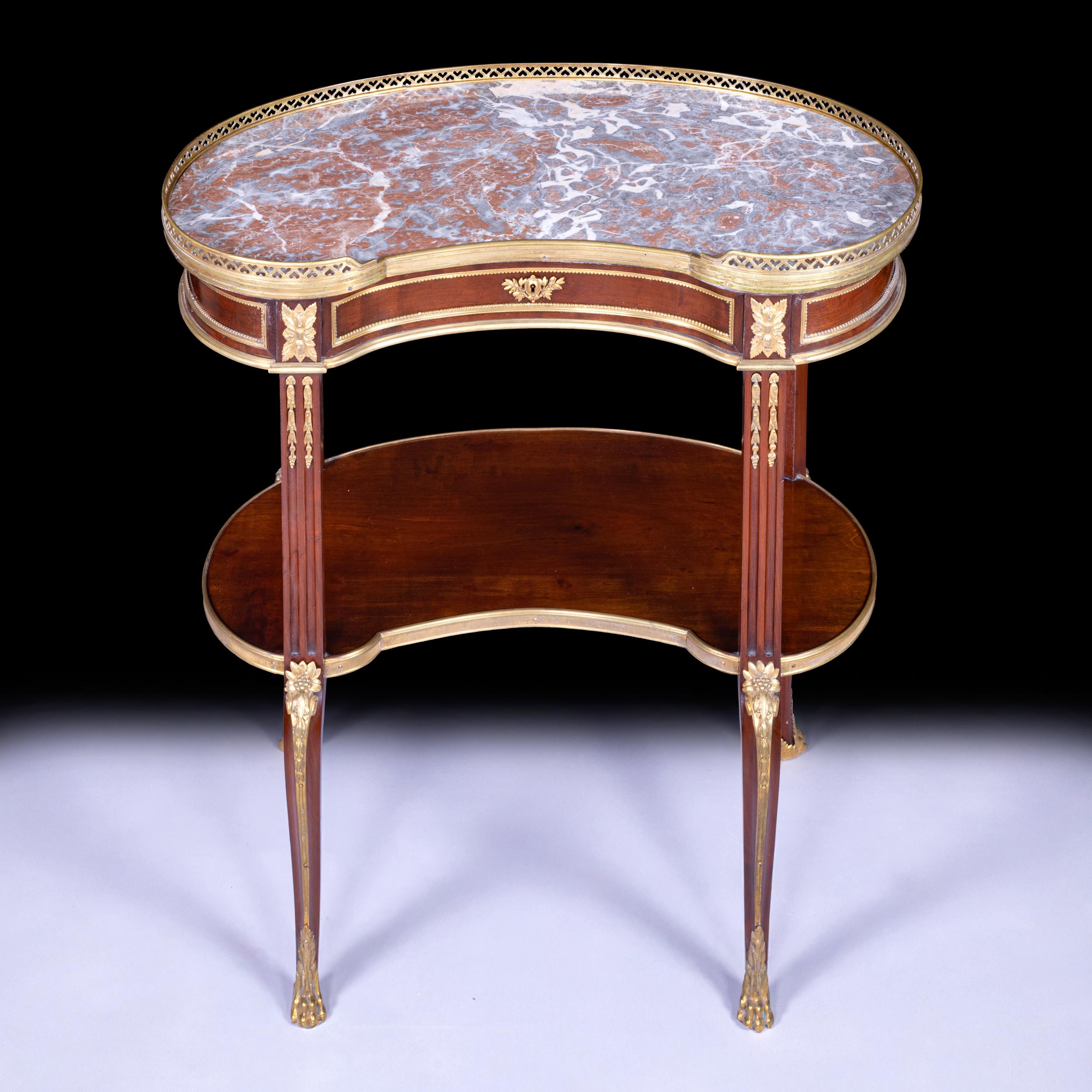 Tavolo con piano in marmo a forma di rene in stile Luigi XVI del XIX secolo in vendita 1