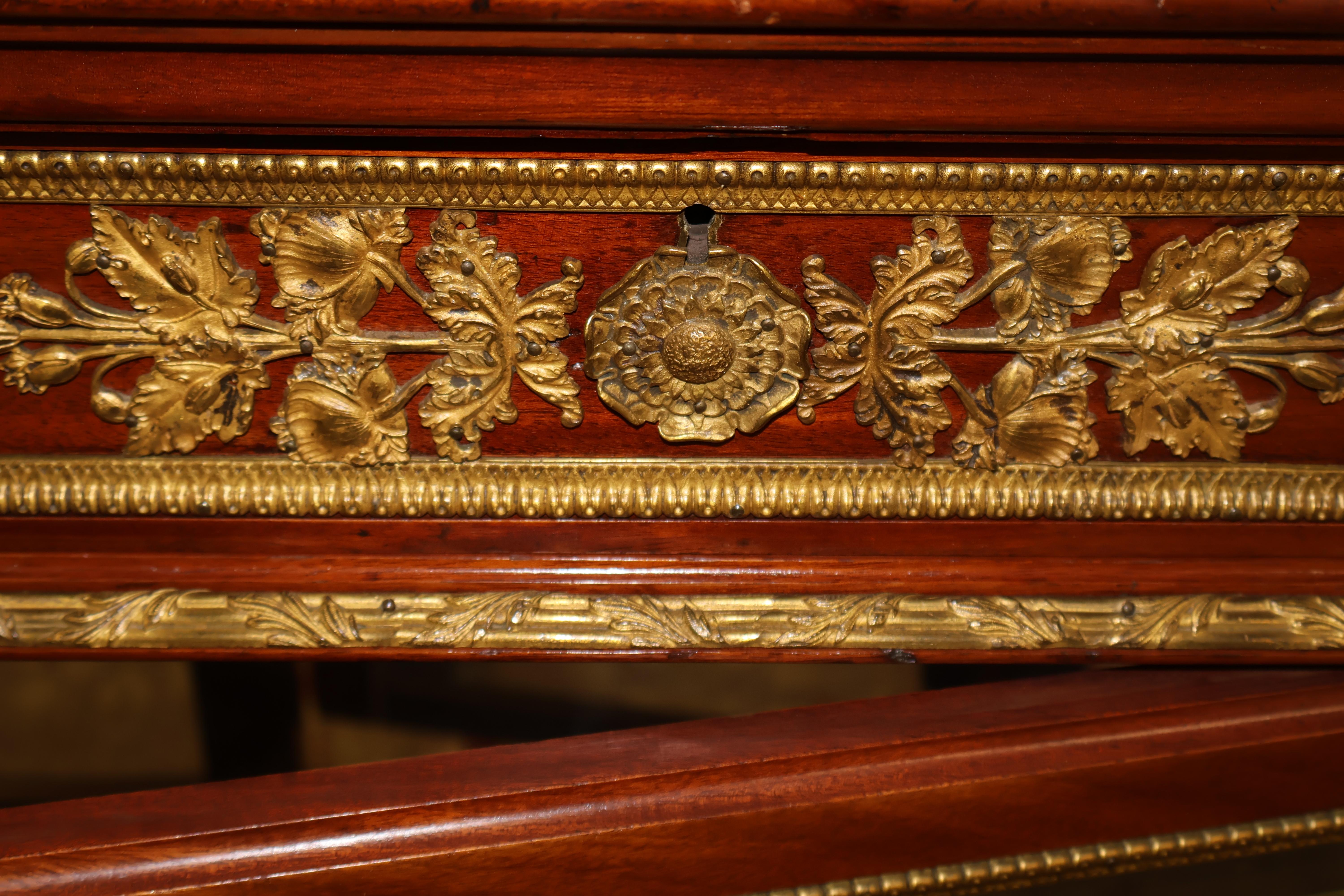 Cabinet Vitrine in stile Luigi XVI francese del XIX secolo, in mogano e bronzo in vendita 6