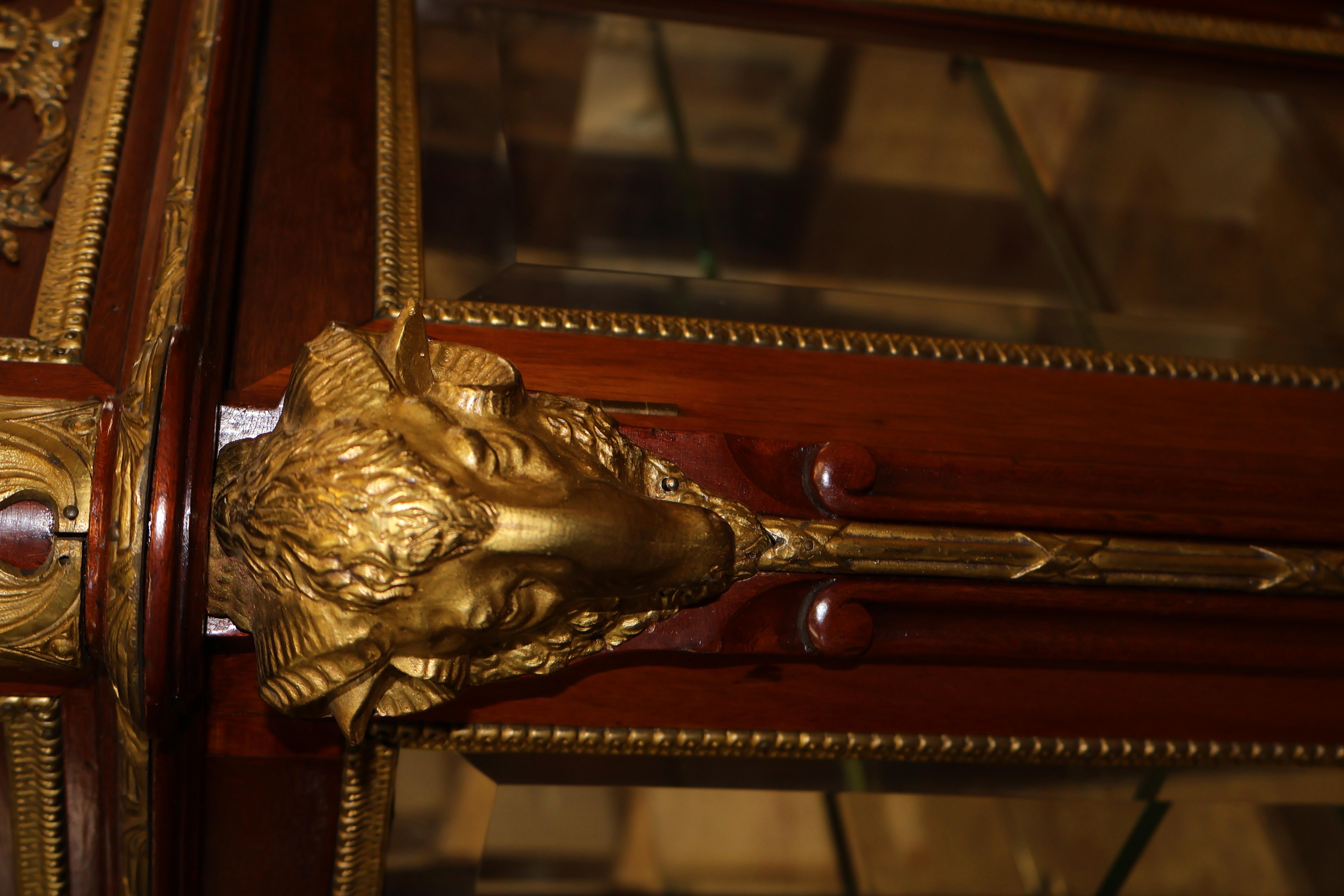 Cabinet Vitrine in stile Luigi XVI francese del XIX secolo, in mogano e bronzo in vendita 9