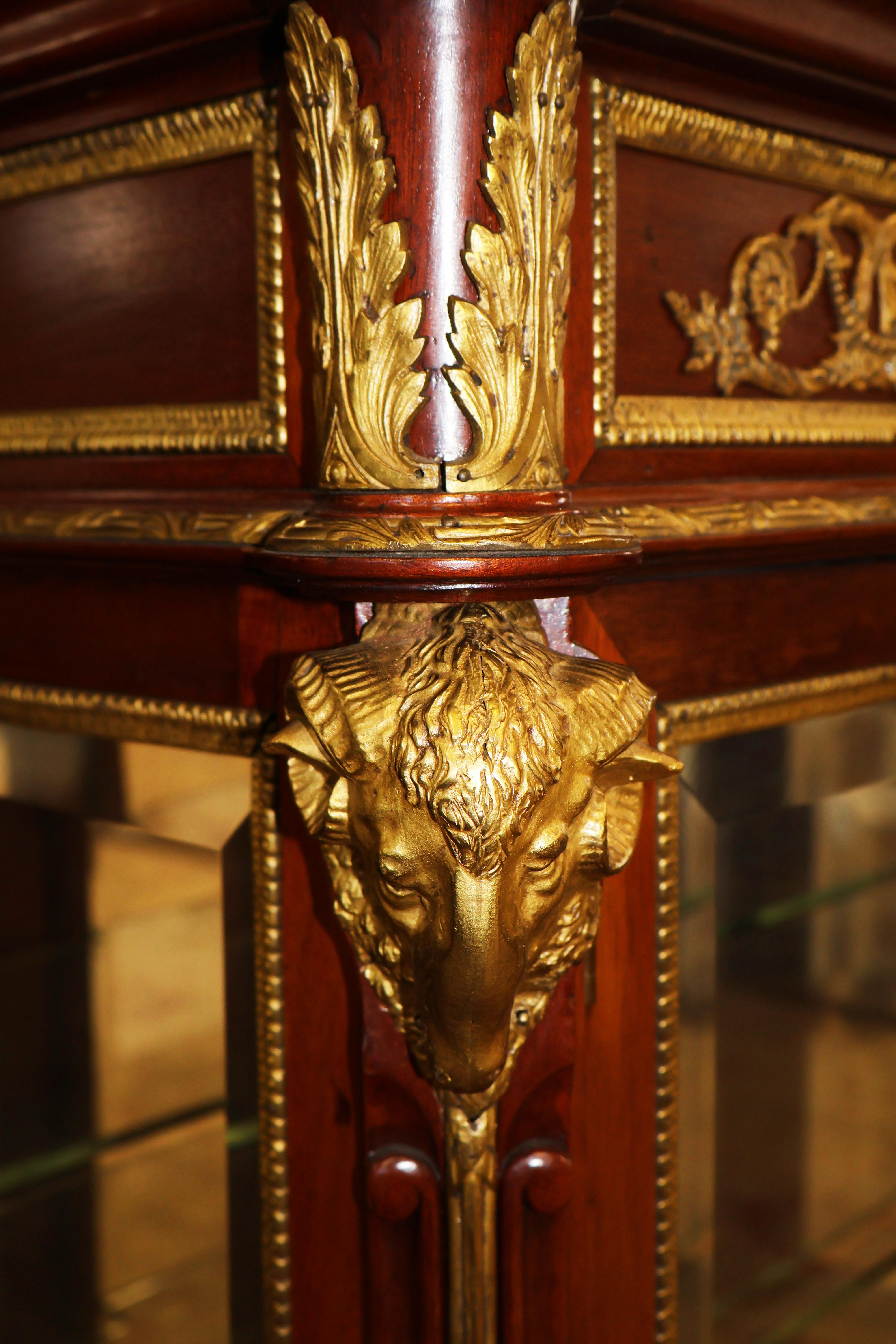 Cabinet Vitrine in stile Luigi XVI francese del XIX secolo, in mogano e bronzo in vendita 10