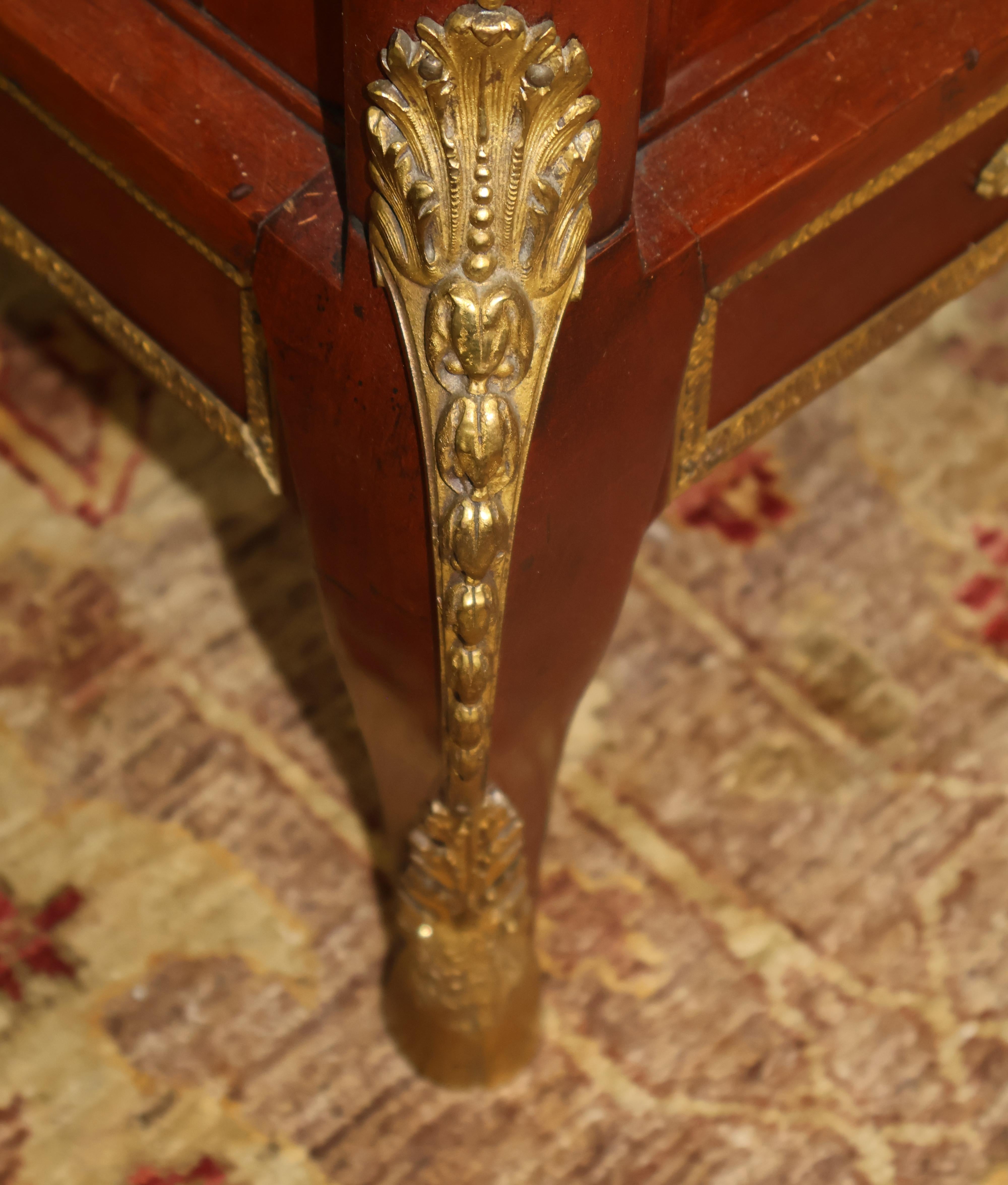 Cabinet Vitrine in stile Luigi XVI francese del XIX secolo, in mogano e bronzo in vendita 11