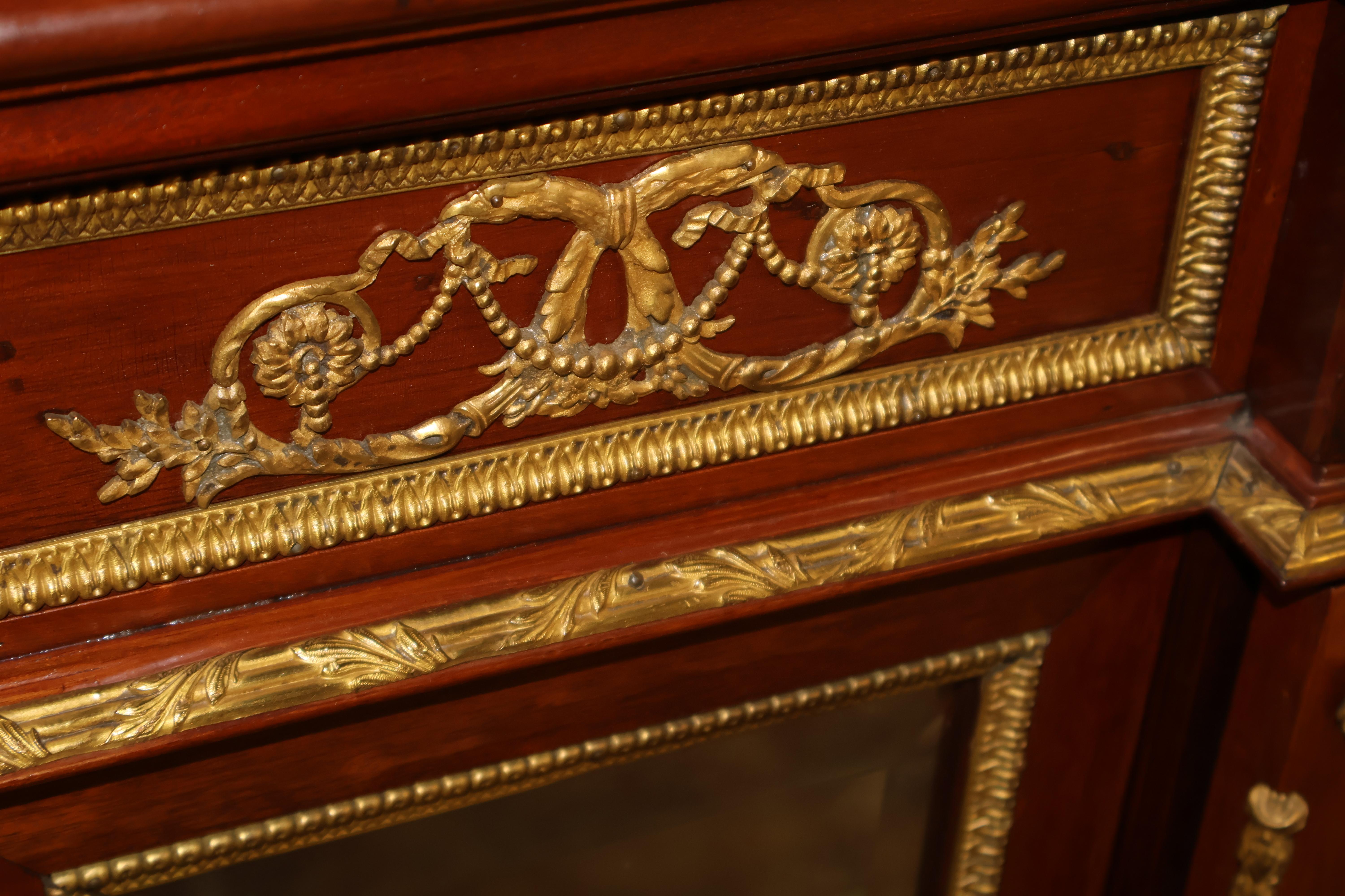 Cabinet Vitrine in stile Luigi XVI francese del XIX secolo, in mogano e bronzo in vendita 12
