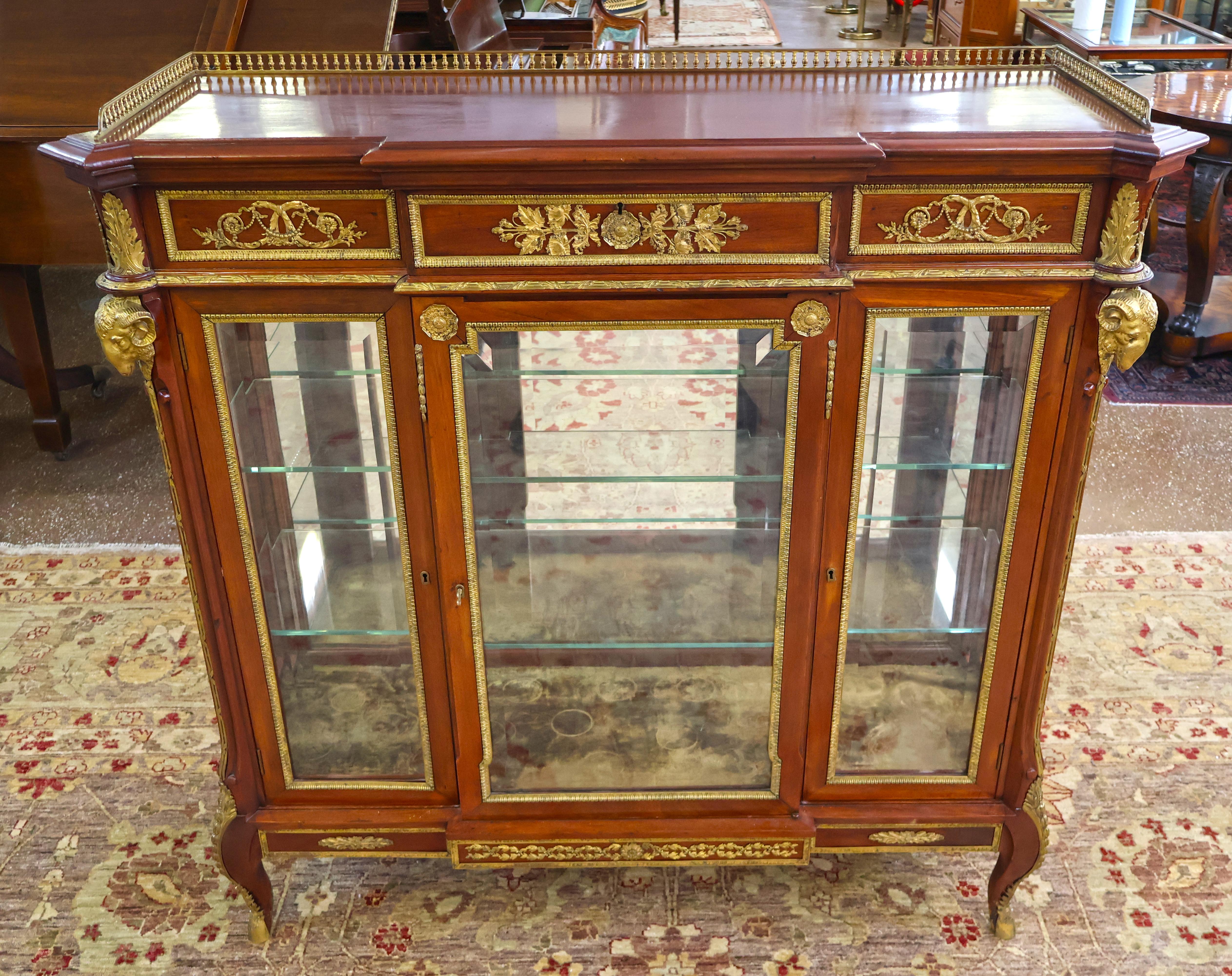 Cabinet Vitrine in stile Luigi XVI francese del XIX secolo, in mogano e bronzo

Dimensioni: 51