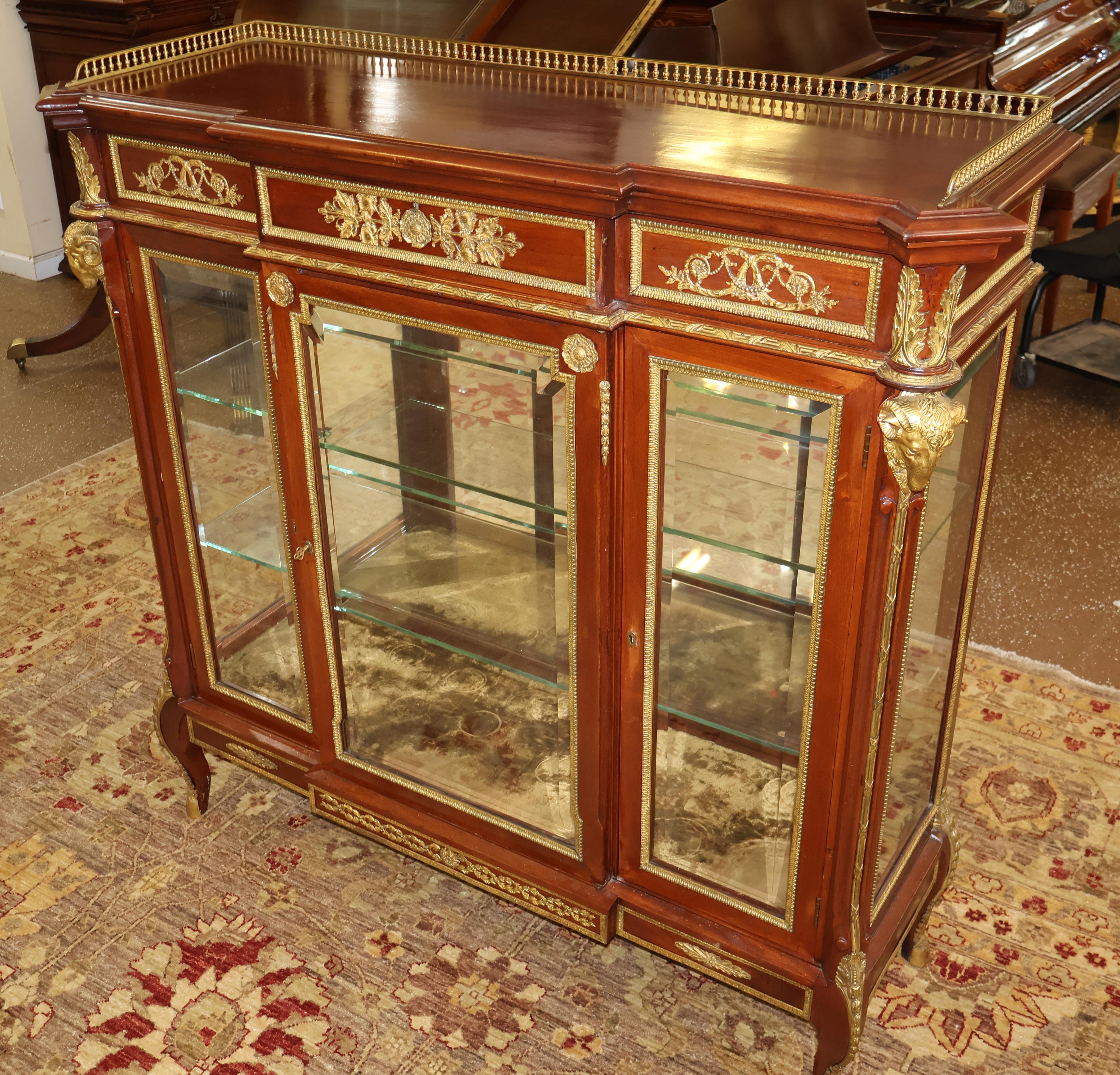 Francese Cabinet Vitrine in stile Luigi XVI francese del XIX secolo, in mogano e bronzo in vendita