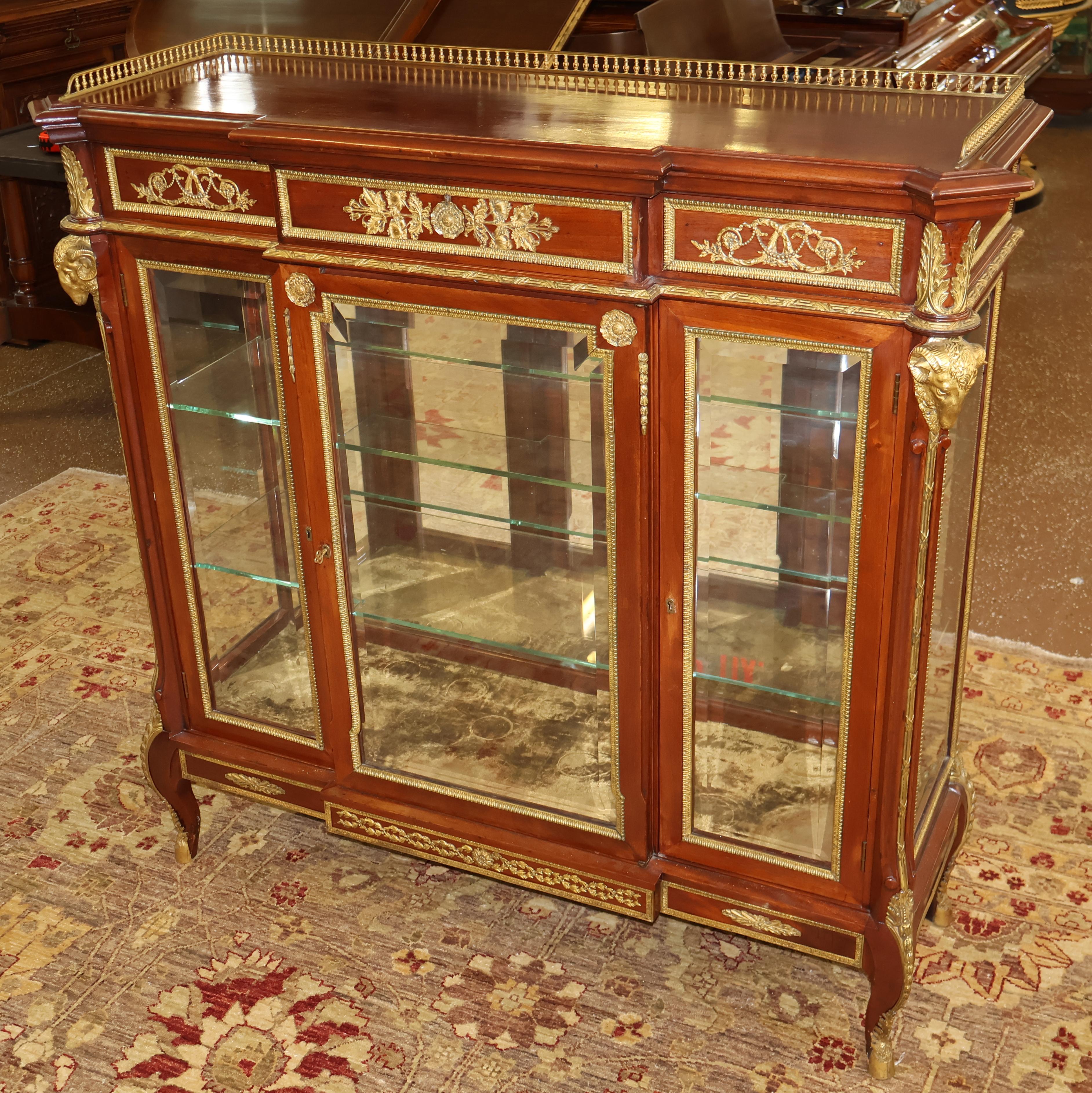 Cabinet Vitrine in stile Luigi XVI francese del XIX secolo, in mogano e bronzo in vendita 1