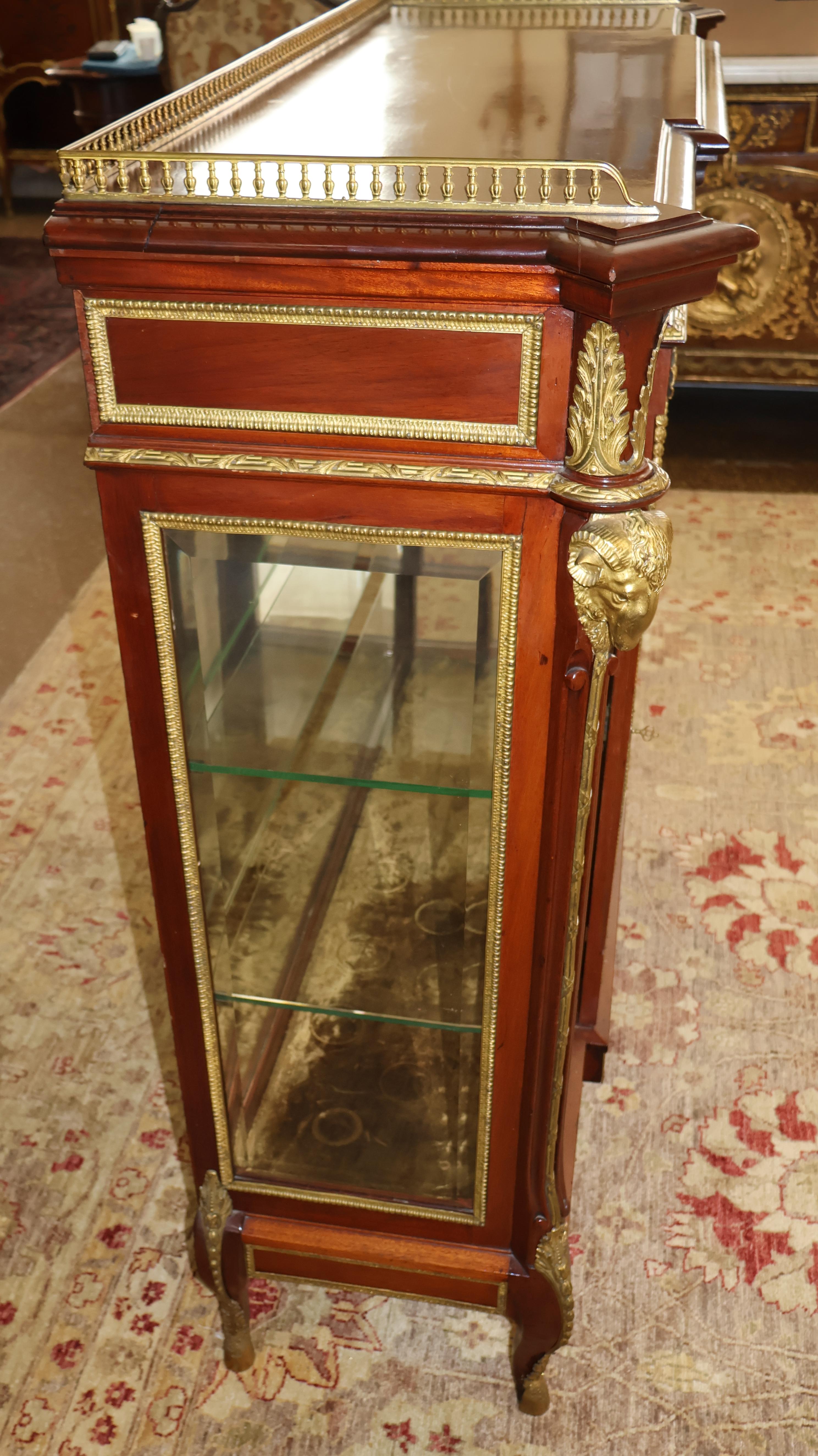 Cabinet Vitrine in stile Luigi XVI francese del XIX secolo, in mogano e bronzo in vendita 2