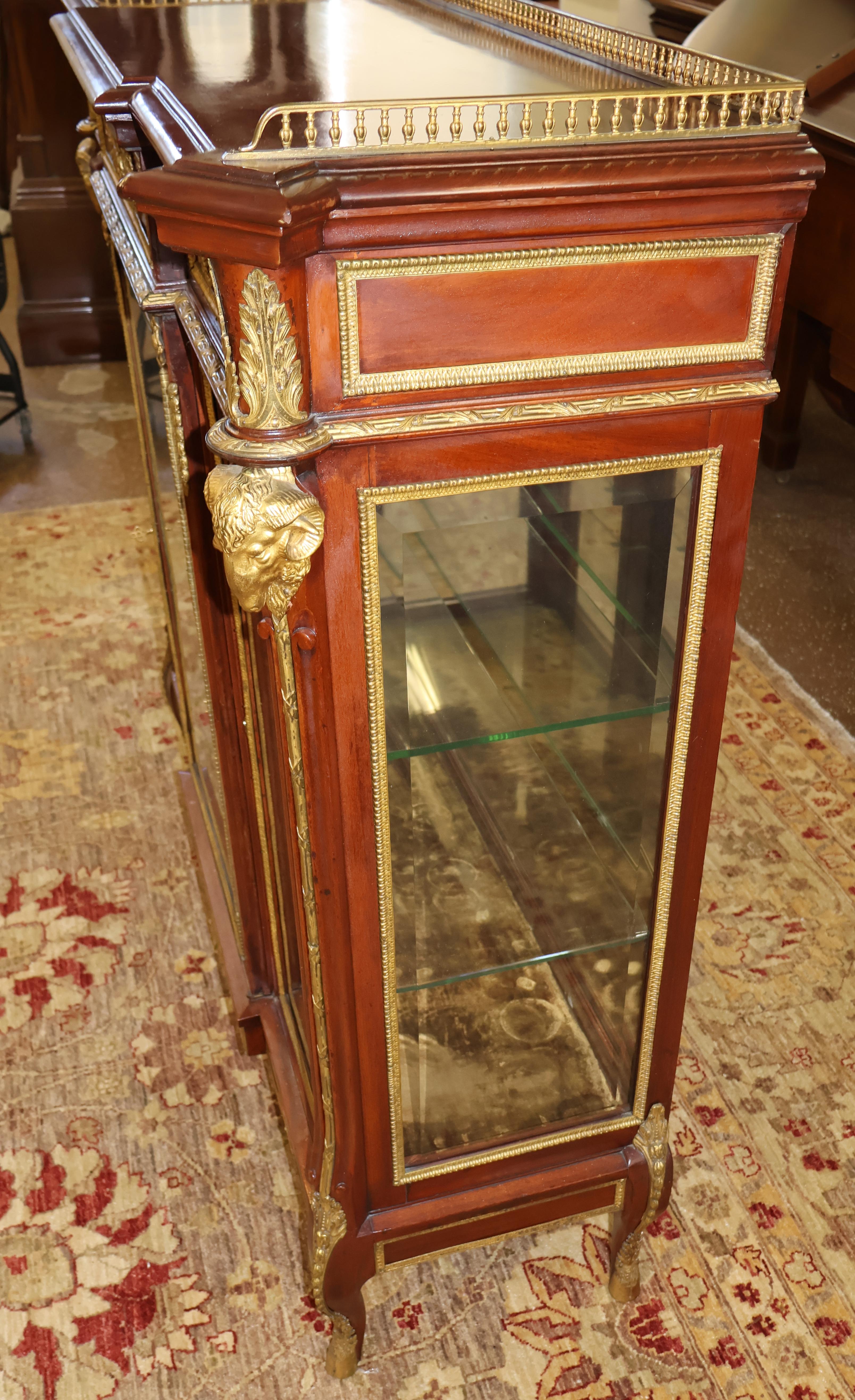Cabinet Vitrine in stile Luigi XVI francese del XIX secolo, in mogano e bronzo in vendita 3