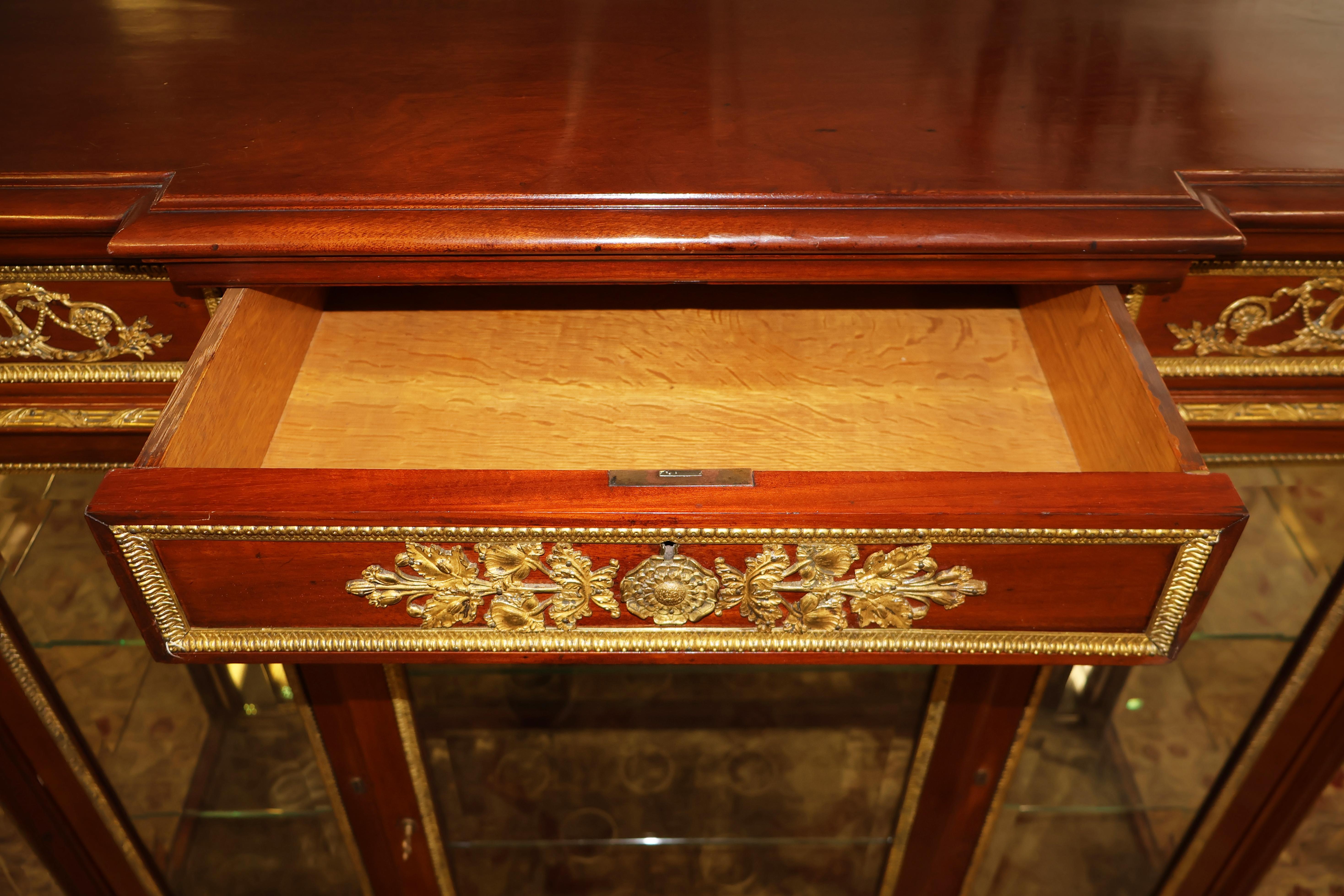 Cabinet Vitrine in stile Luigi XVI francese del XIX secolo, in mogano e bronzo in vendita 4