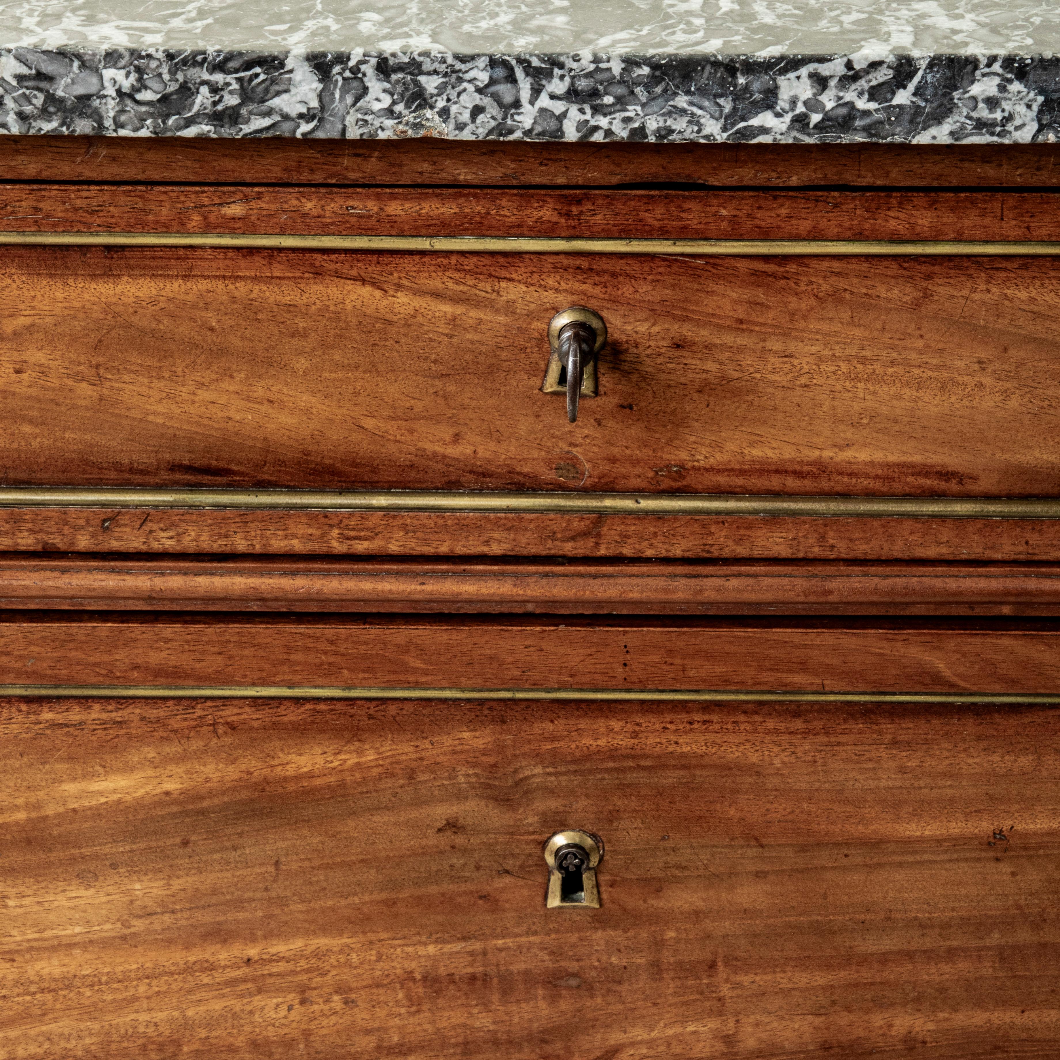Commode francese del XIX secolo in stile Luigi XVI, cassettiera, comò in mogano in vendita 12