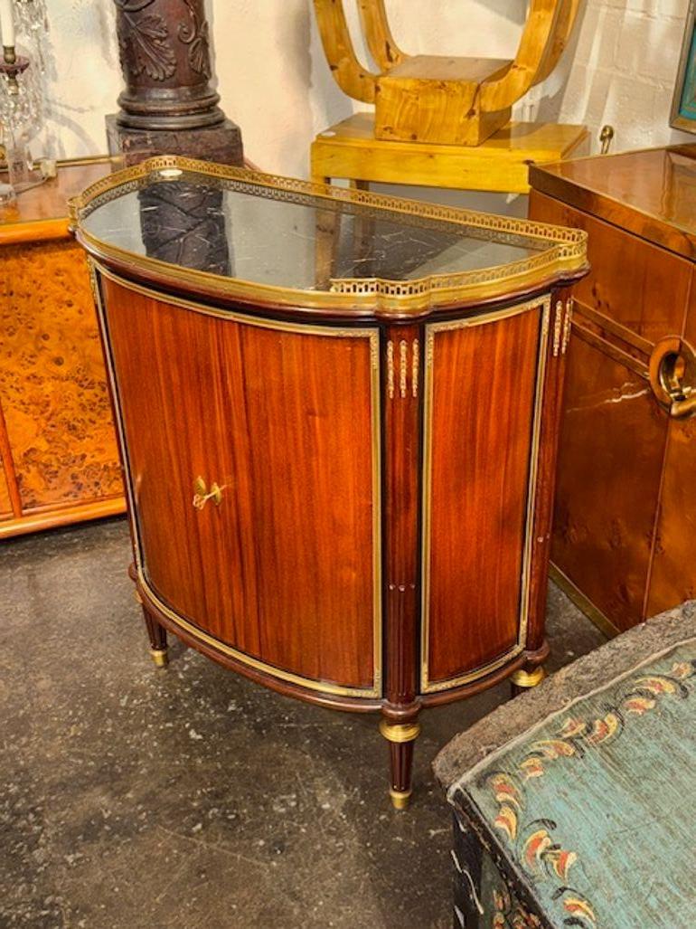 Excepcional armario demi-lune de caoba francés del siglo XIX, estilo Luis XVI, atribuido a Francois Linke'. ¡De muy buena calidad y tan elegante! Alrededor de 1880.
34w x 16d x 36h