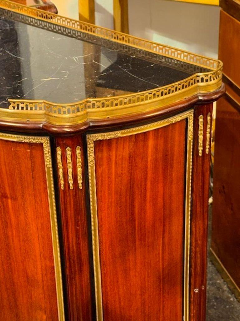 Armario Demi-Lune de Caoba Estilo Luis XVI Francés del Siglo XIX en Bueno estado para la venta en Dallas, TX
