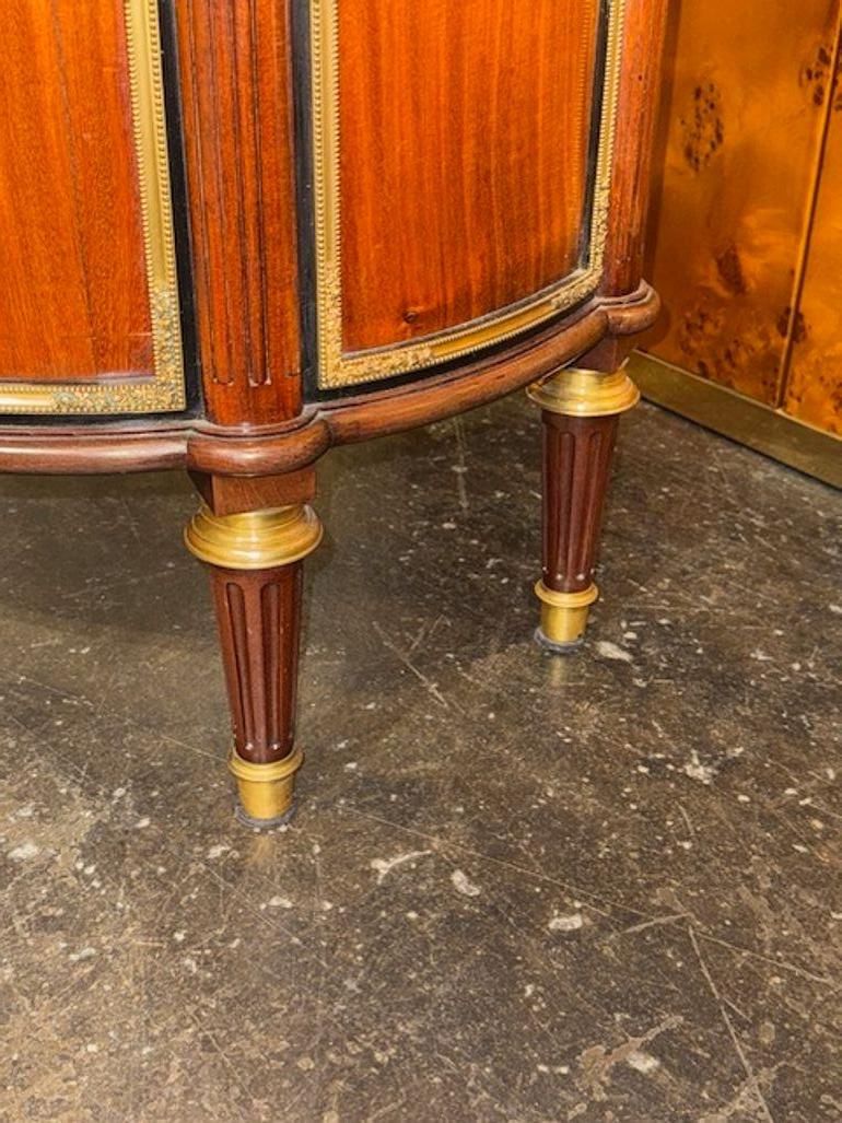 Armario Demi-Lune de Caoba Estilo Luis XVI Francés del Siglo XIX Latón en venta