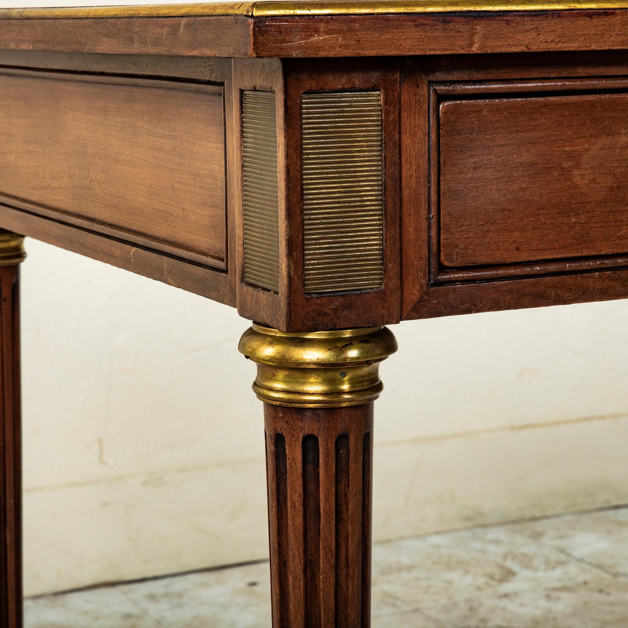 Französischer Mahagoni-Schreibtisch im Louis-XVI.-Stil des 19. Jahrhunderts, Lederplatte im Angebot 11