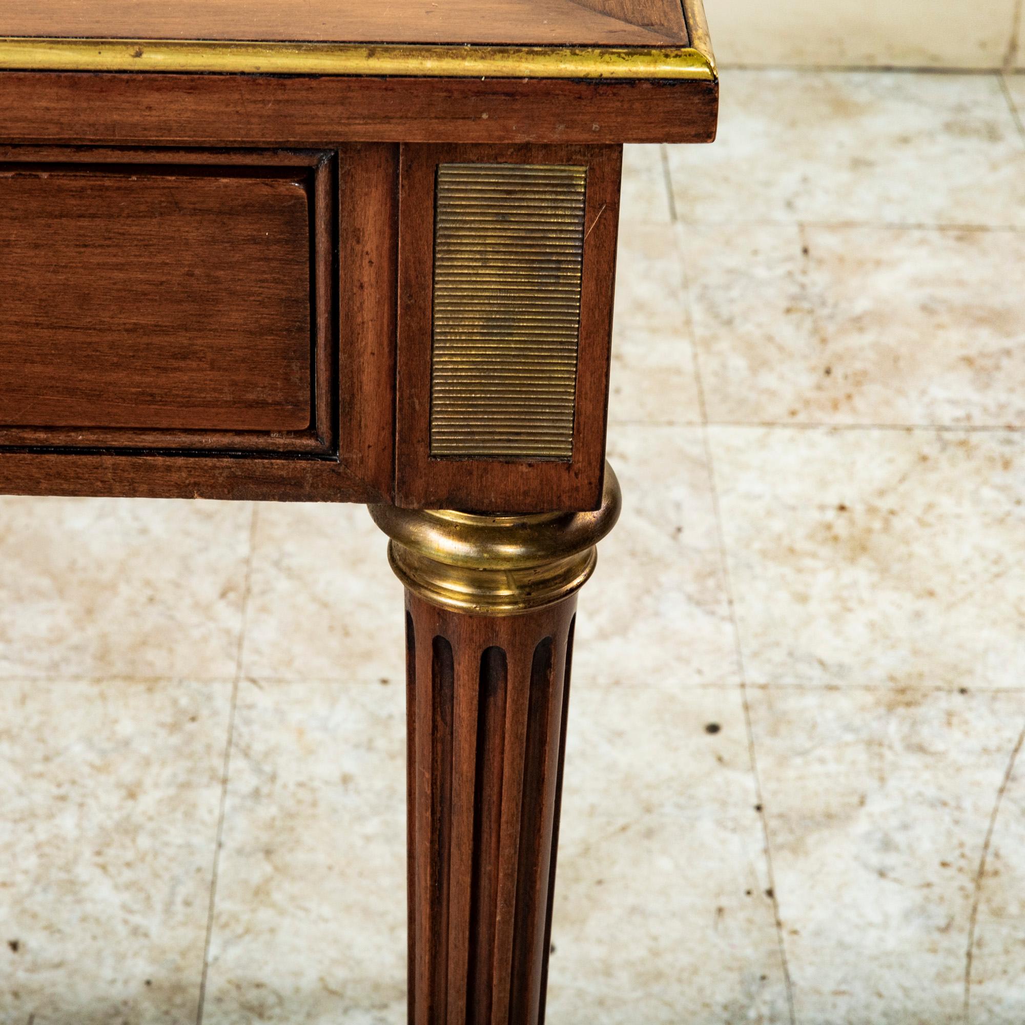 Französischer Mahagoni-Schreibtisch im Louis-XVI.-Stil des 19. Jahrhunderts, Lederplatte im Angebot 12