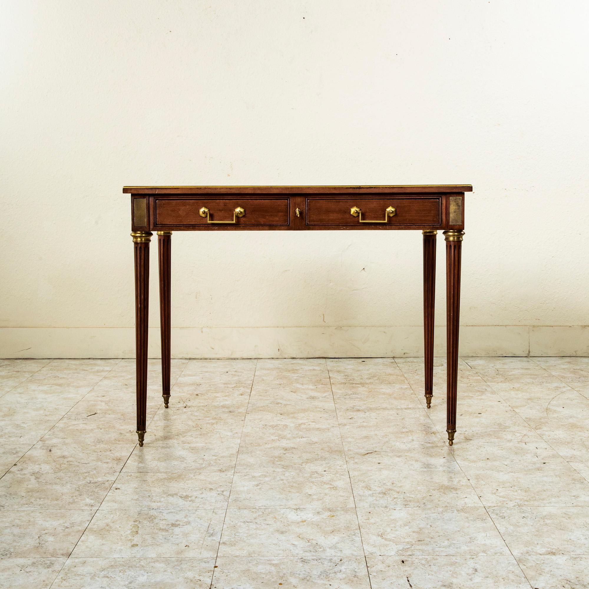 Français Bureau en acajou de style Louis XVI du 19ème siècle, table à écrire, plateau en cuir en vente