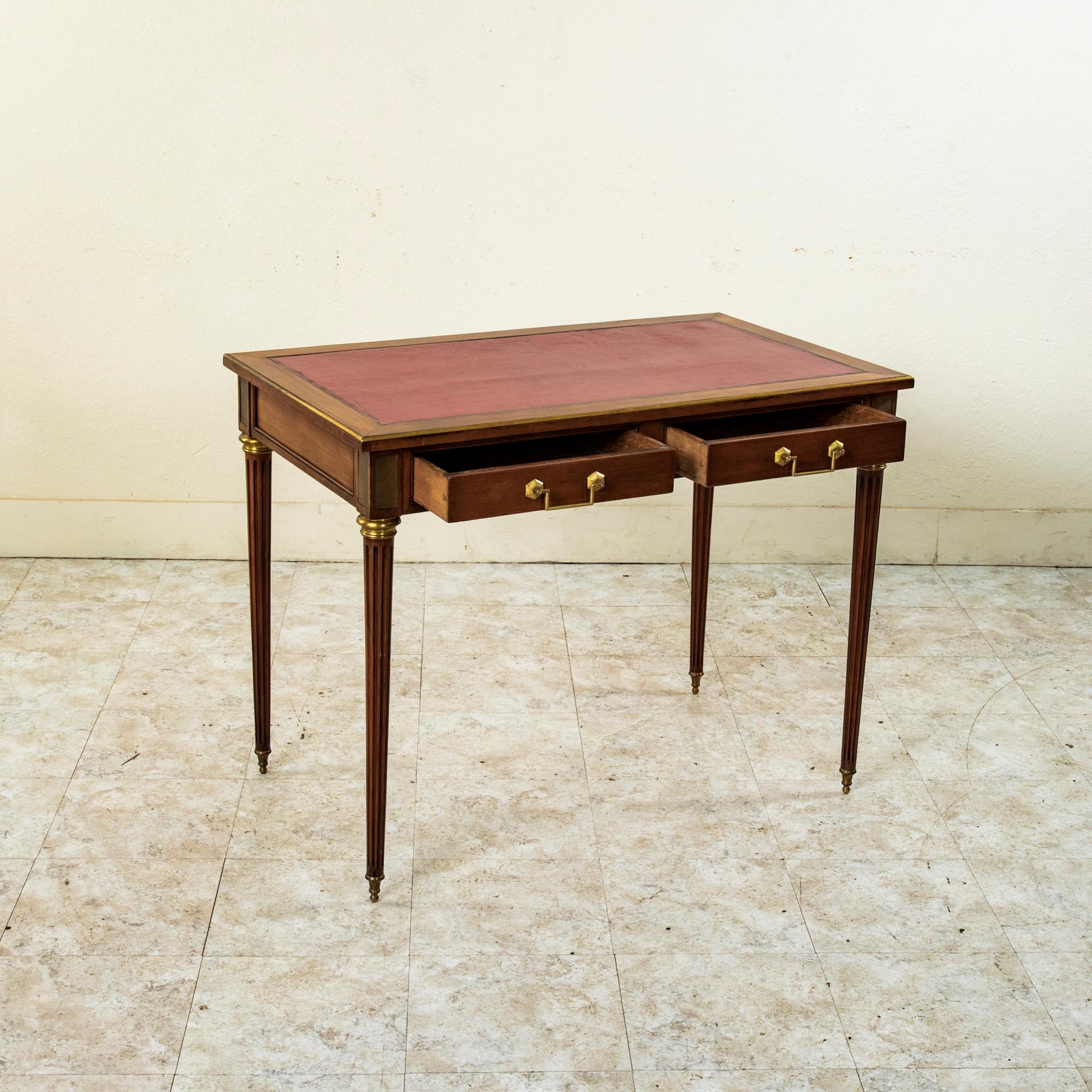 Bureau en acajou de style Louis XVI du 19ème siècle, table à écrire, plateau en cuir en vente 1