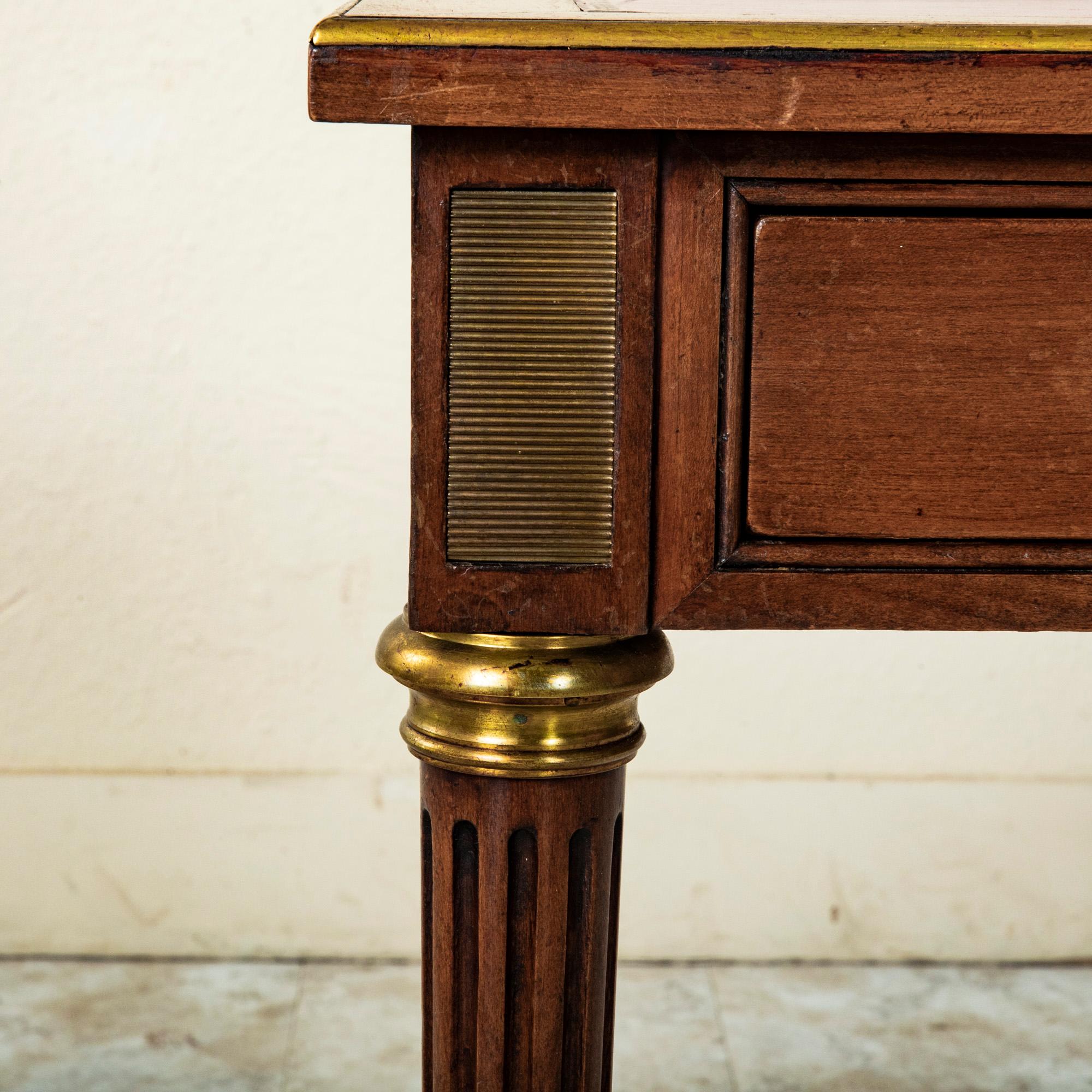 Französischer Mahagoni-Schreibtisch im Louis-XVI.-Stil des 19. Jahrhunderts, Lederplatte im Angebot 5