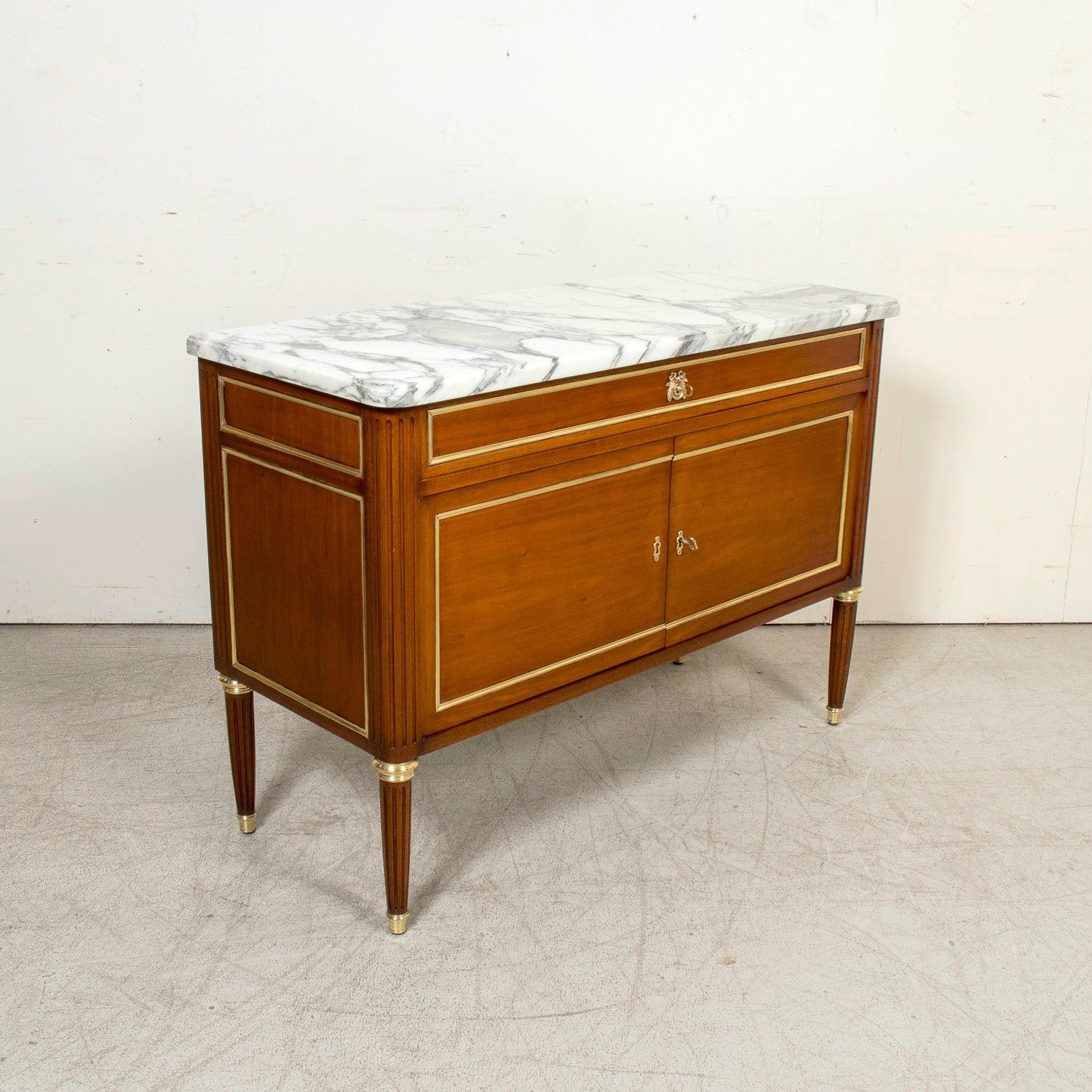Uno squisito buffet per dolci in stile Luigi XVI, realizzato a mano in caldo mogano con finiture in ottone da abili artigiani di Lione, intorno al 1880. Anche se di dimensioni ridotte, questo pezzo è ricco di dettagli e incarna l'eleganza senza
