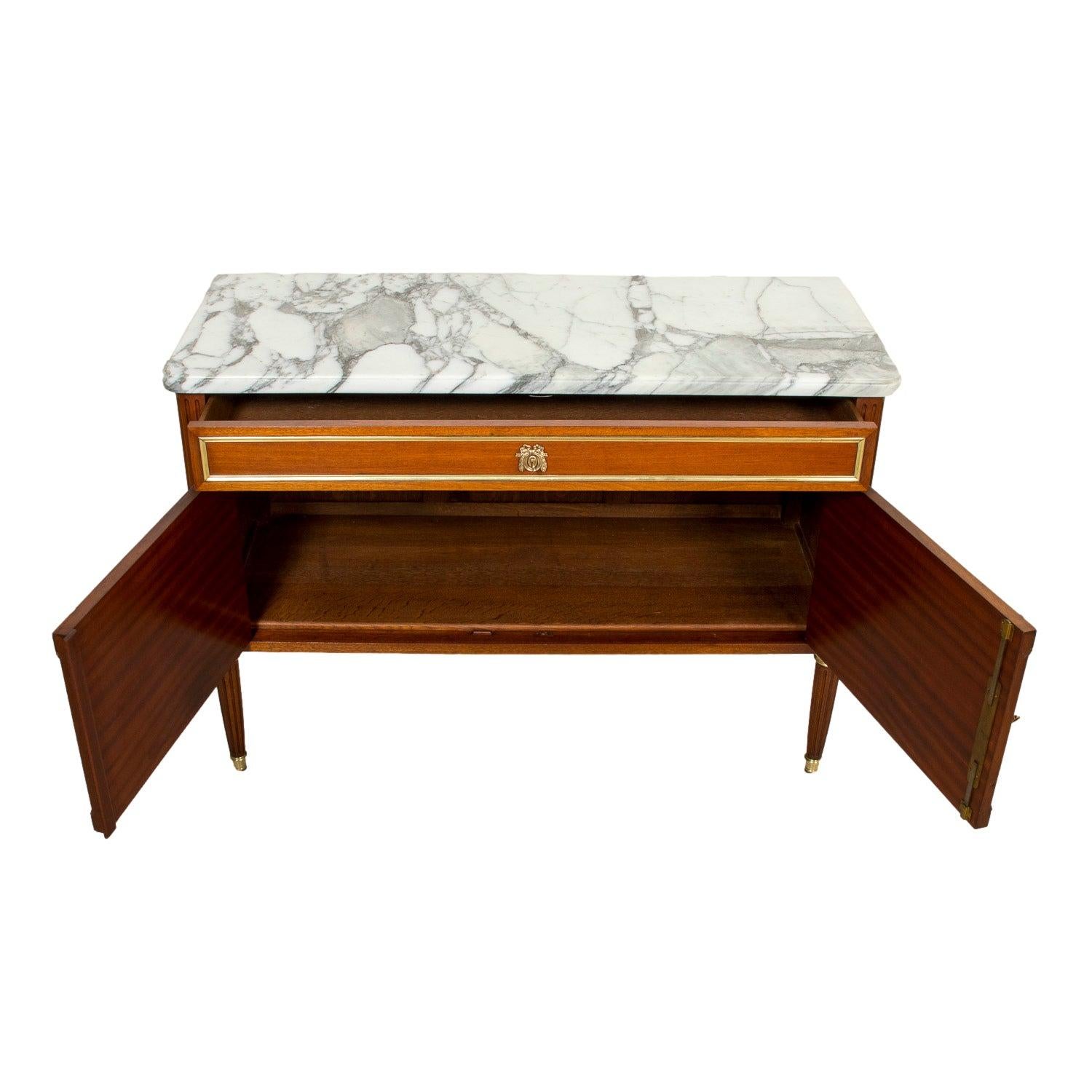 Ottone Buffet da dessert francese del XIX secolo in stile Luigi XVI in mogano con piano in marmo in vendita