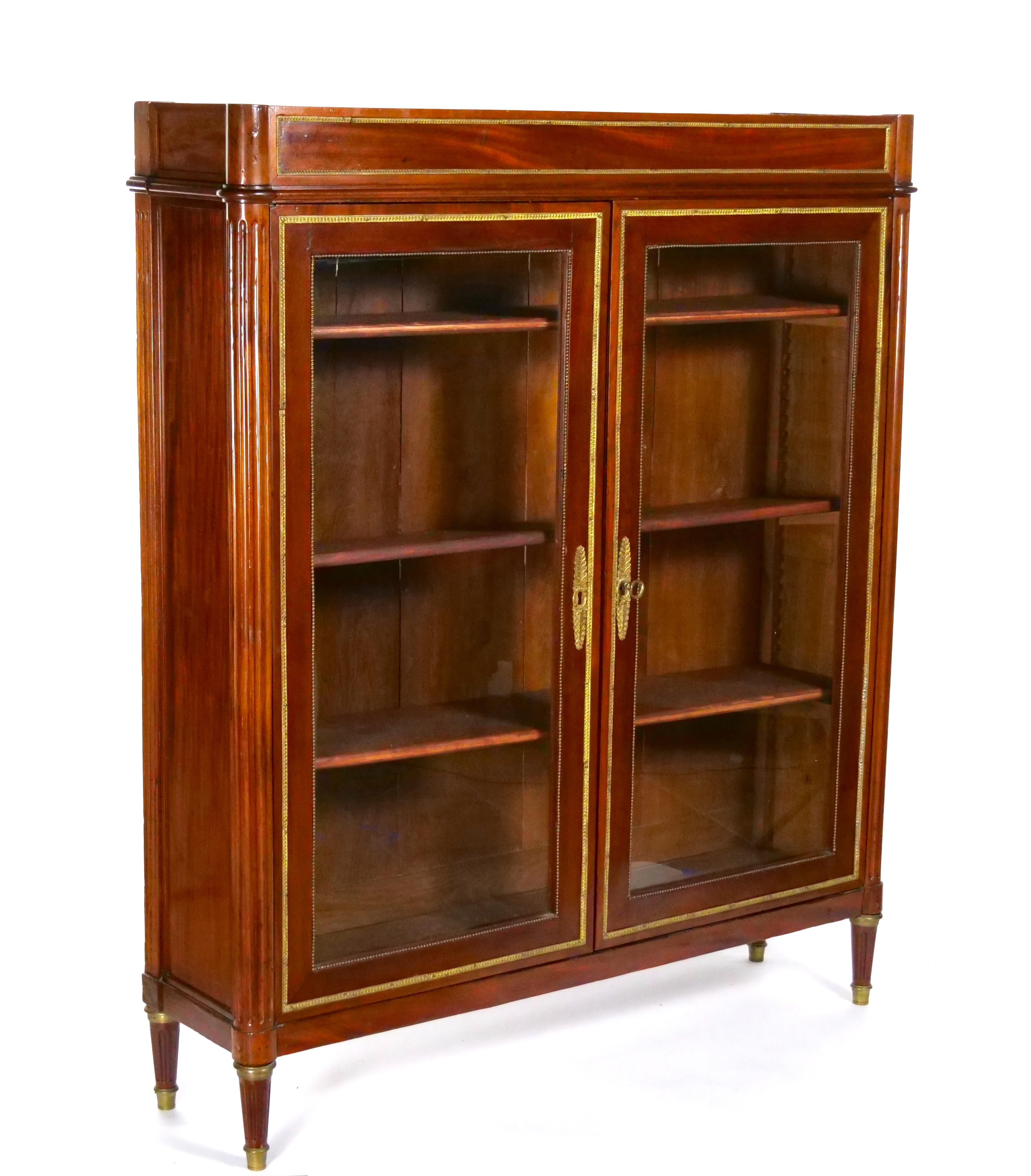 Vitrine / bibliothèque de style Louis XVI du 19ème siècle en acajou avec plateau en marbre en vente 6