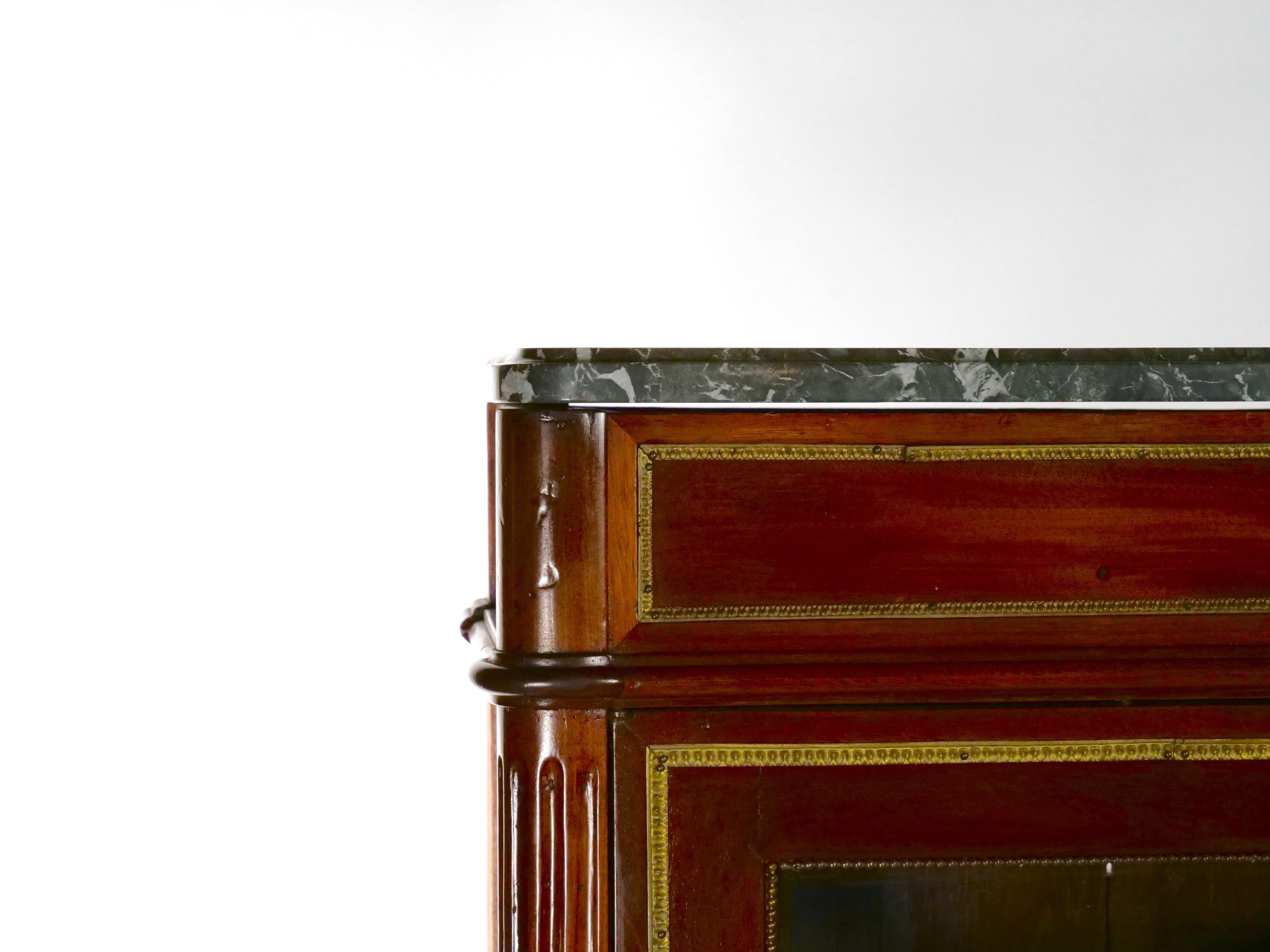 Français Vitrine / bibliothèque de style Louis XVI du 19ème siècle en acajou avec plateau en marbre en vente