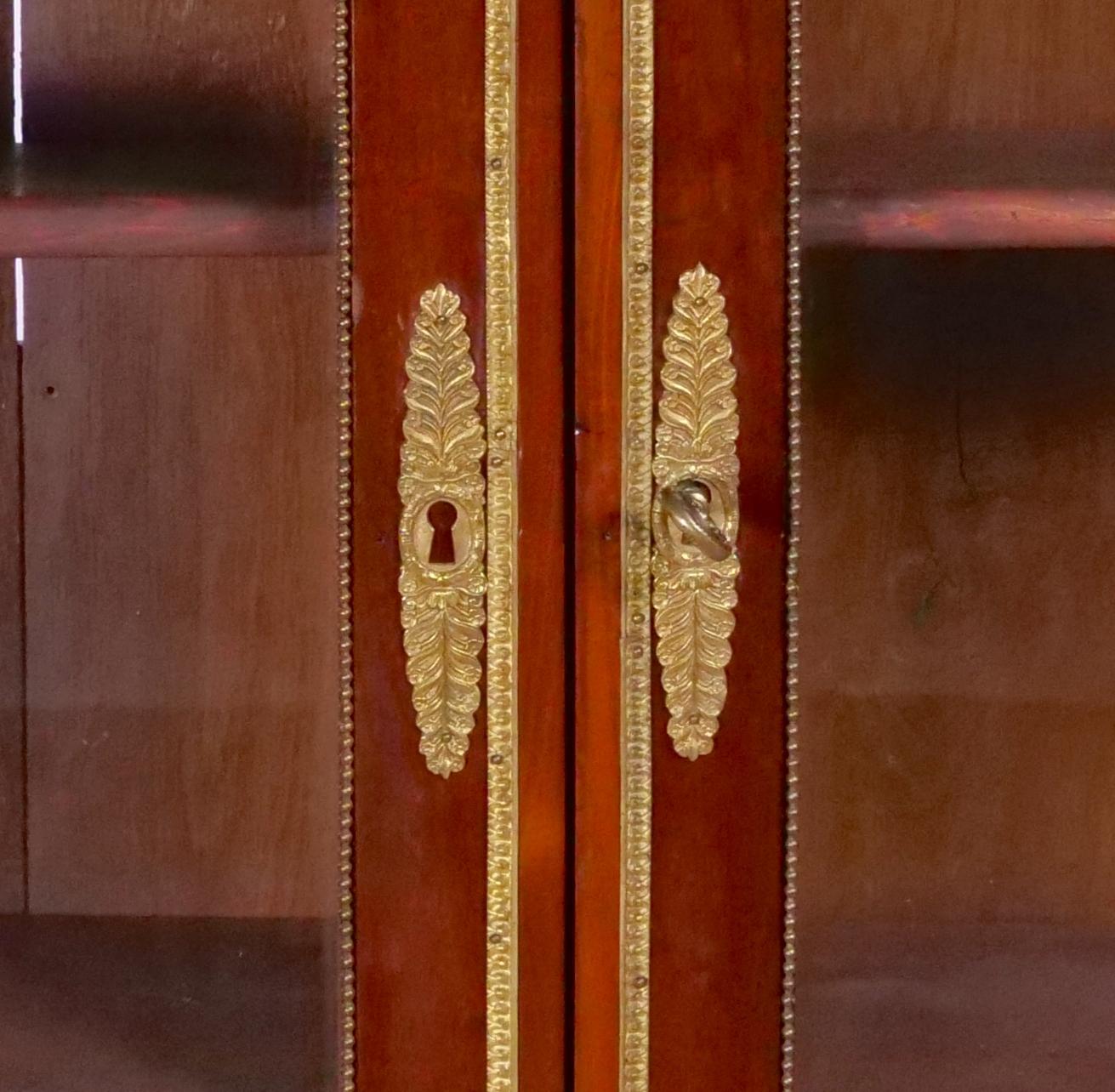 Sculpté à la main Vitrine / bibliothèque de style Louis XVI du 19ème siècle en acajou avec plateau en marbre en vente