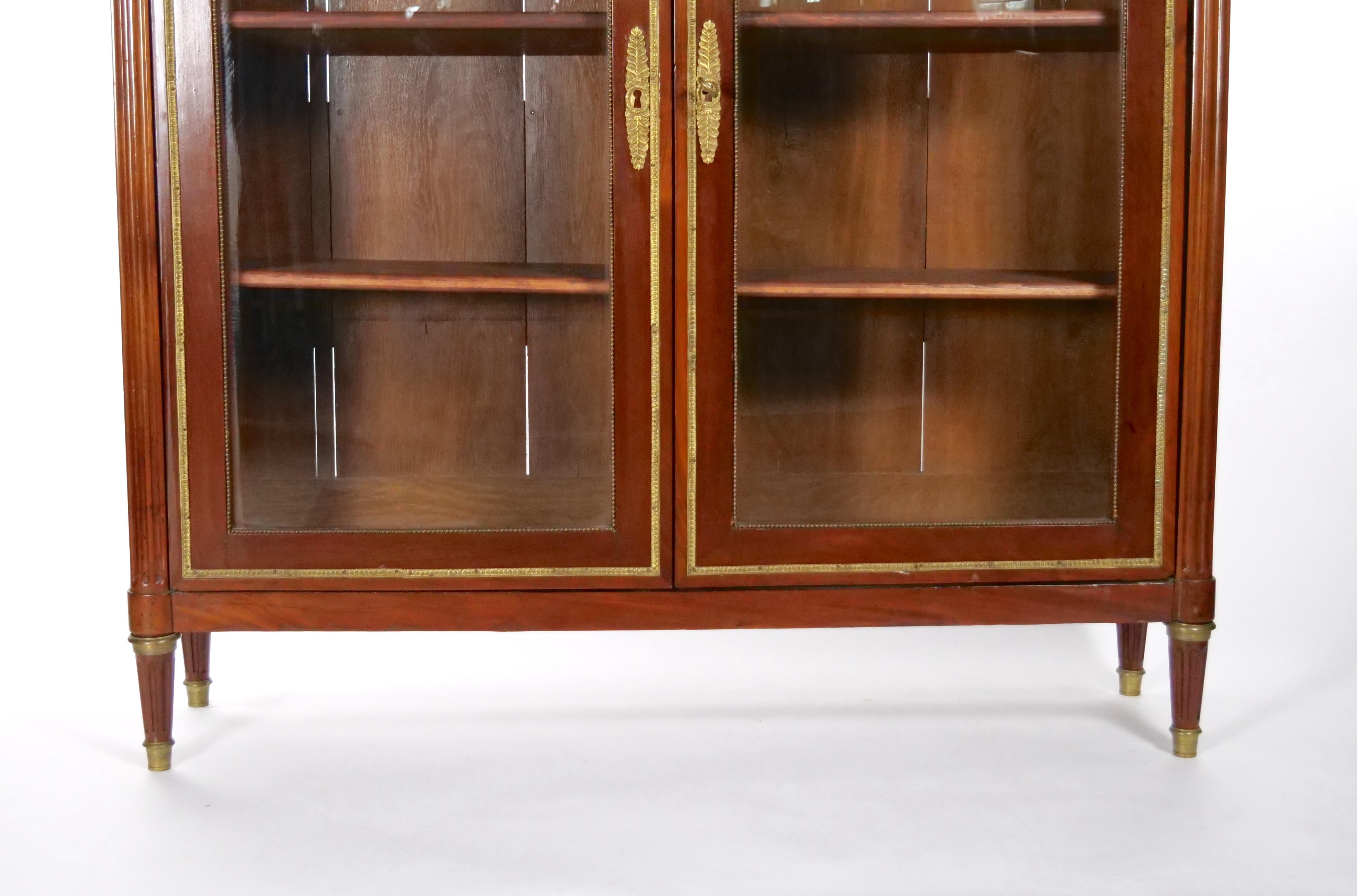XIXe siècle Vitrine / bibliothèque de style Louis XVI du 19ème siècle en acajou avec plateau en marbre en vente