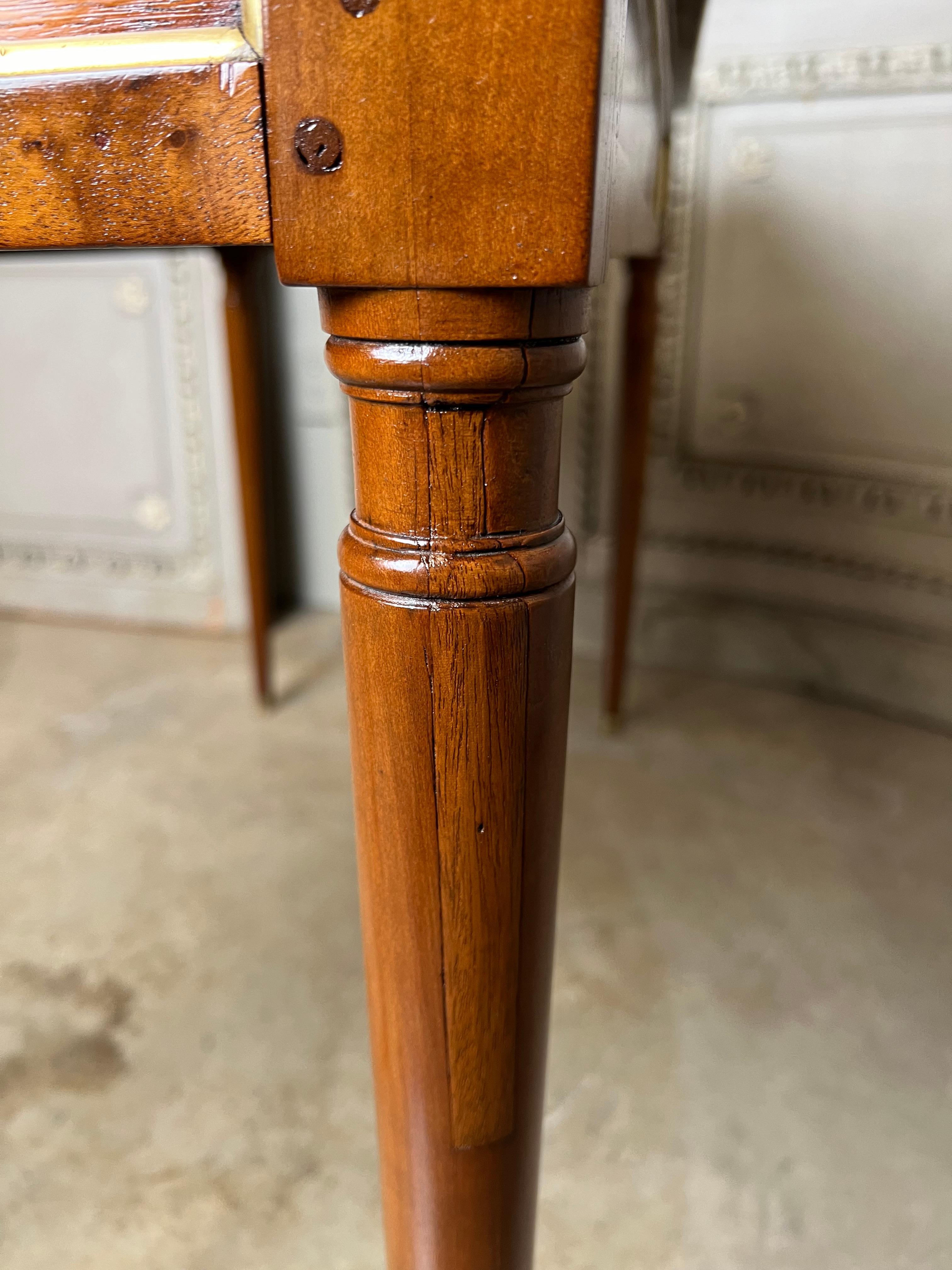 Tavolo da scrittura francese del XIX secolo in stile Luigi XVI in mogano in vendita 7