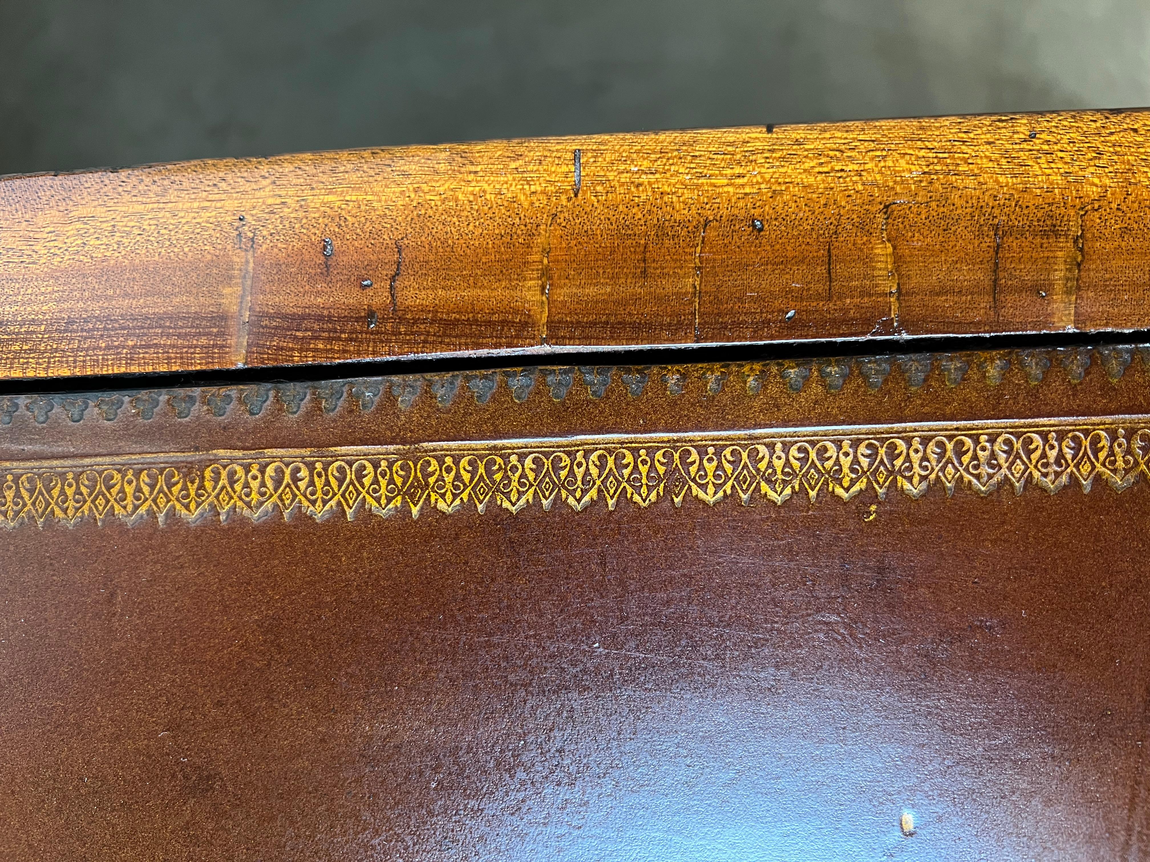 Tavolo da scrittura francese del XIX secolo in stile Luigi XVI in mogano in vendita 3